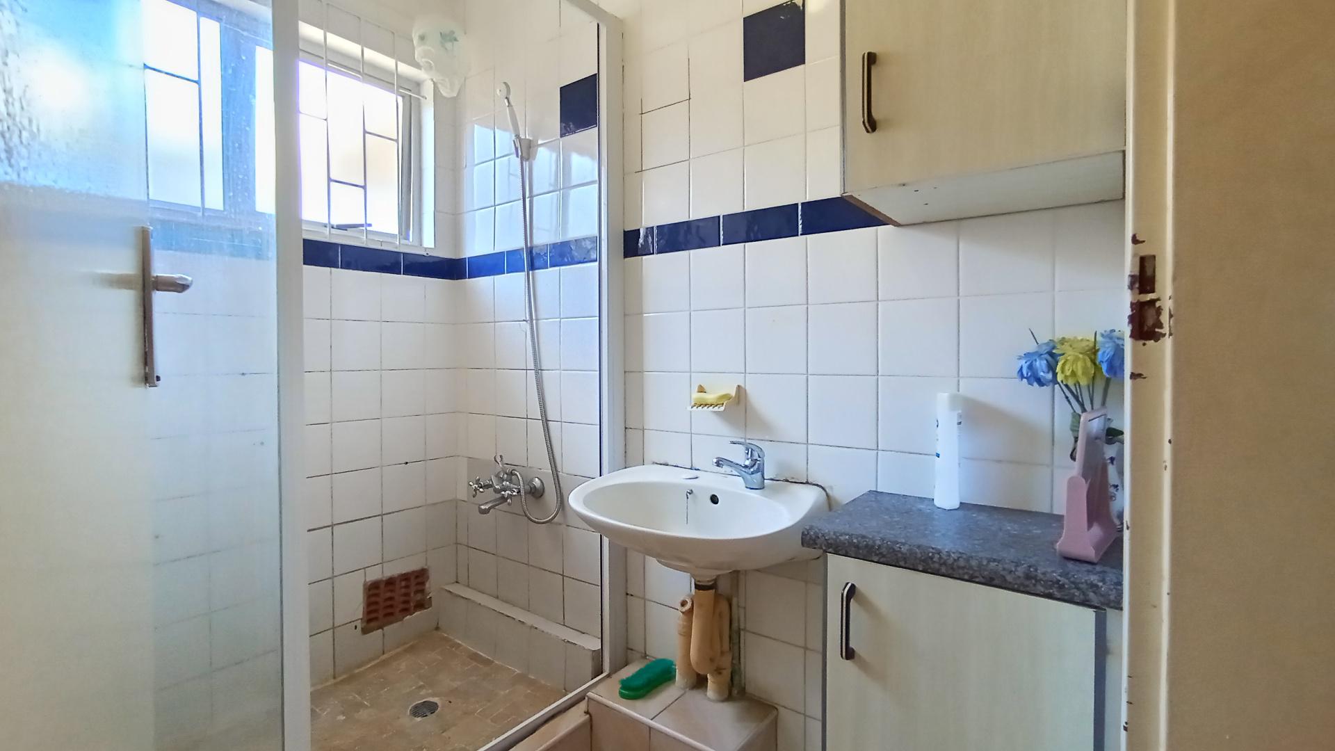 Bathroom 1 - 6 square meters of property in Hillgrove