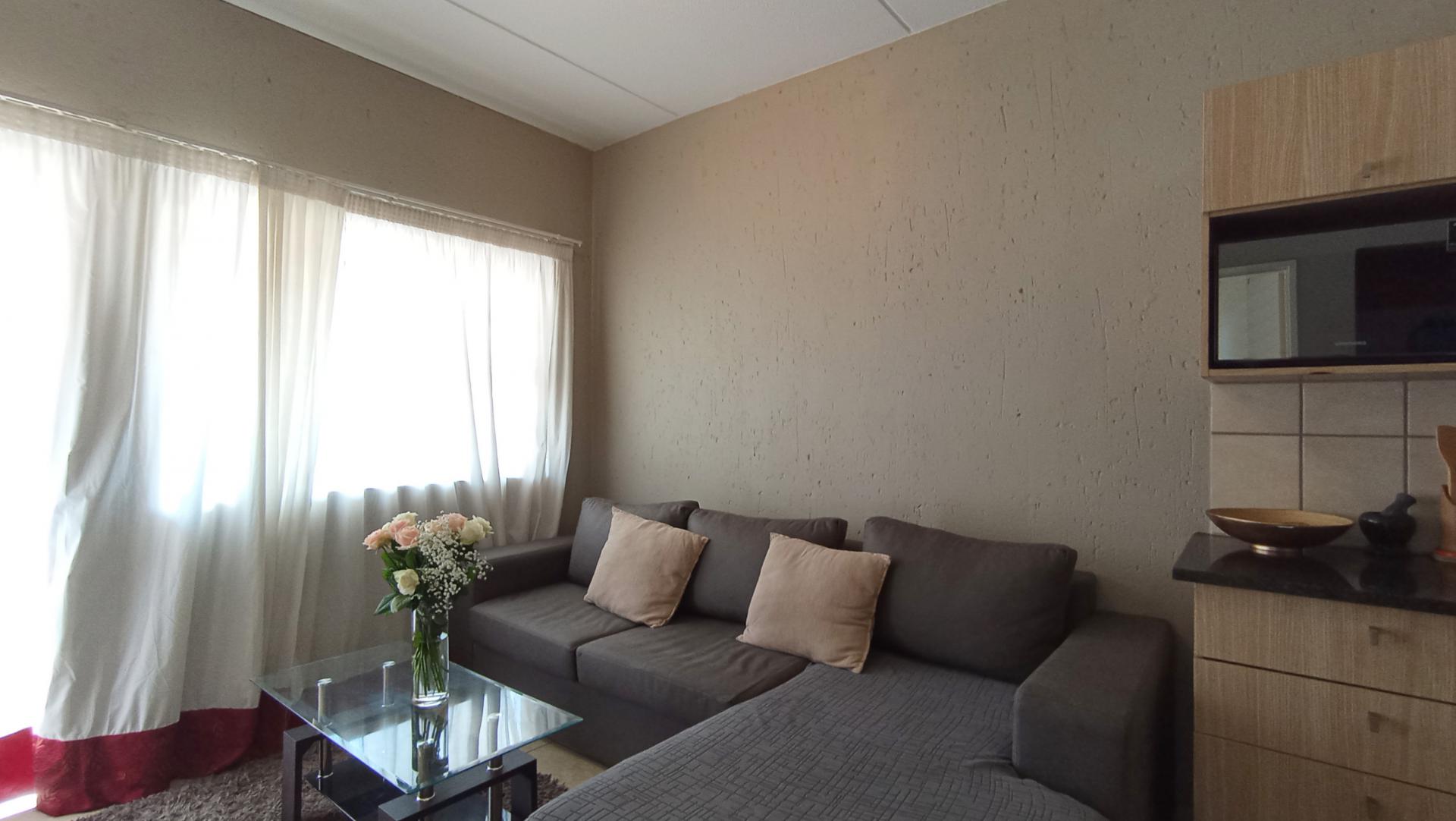 Lounges - 12 square meters of property in Ferndale - JHB