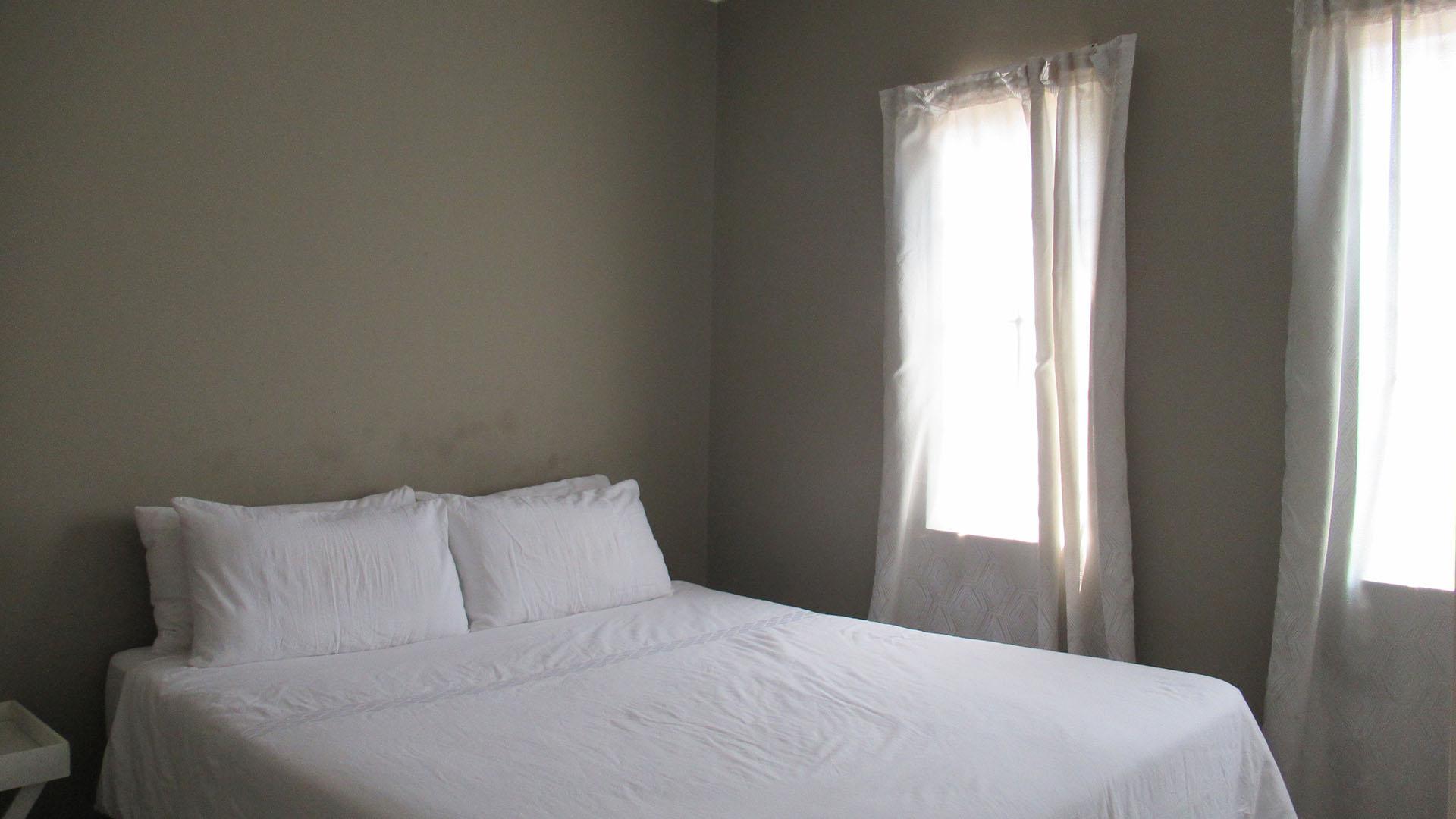 Bed Room 1 - 10 square meters of property in Fleurhof