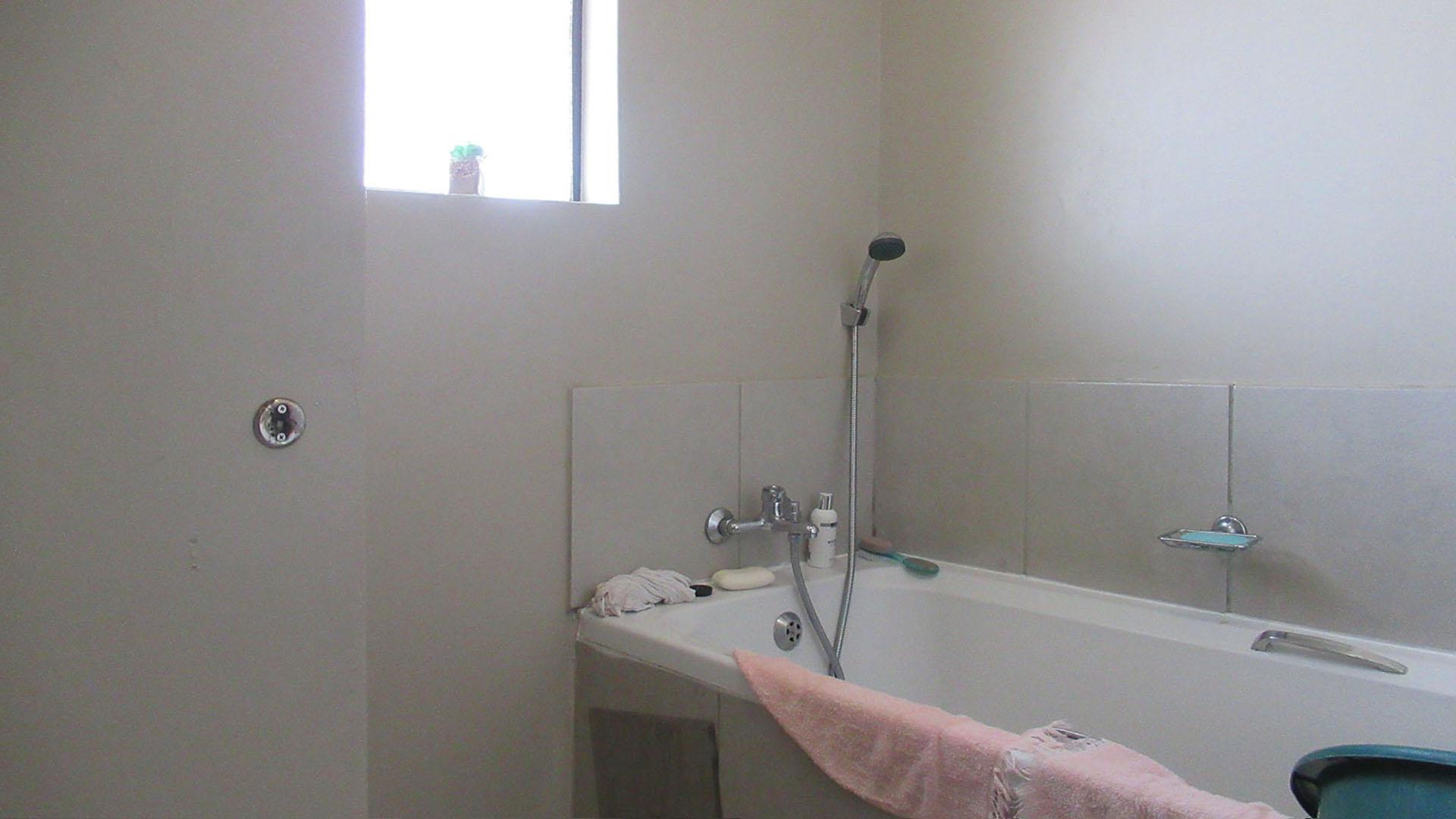 Bathroom 1 - 4 square meters of property in Fleurhof