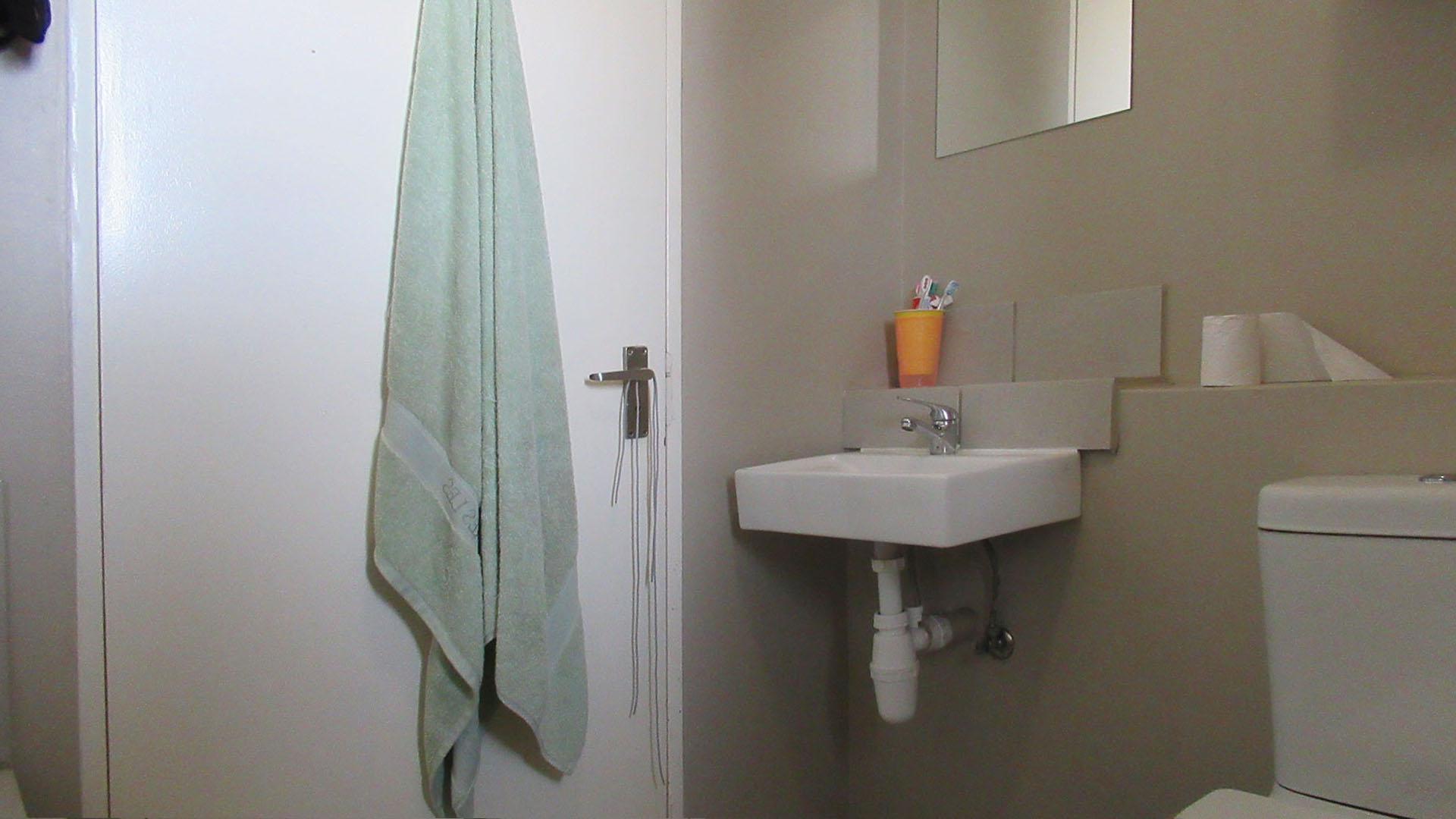 Bathroom 1 - 4 square meters of property in Fleurhof