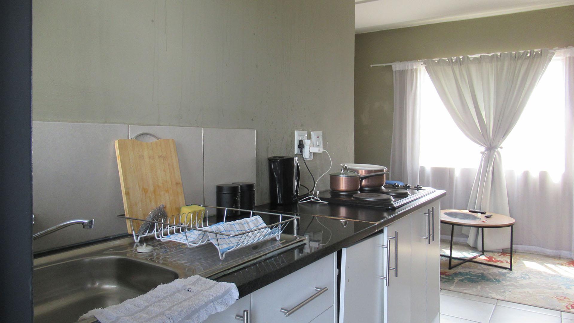 Kitchen - 6 square meters of property in Fleurhof