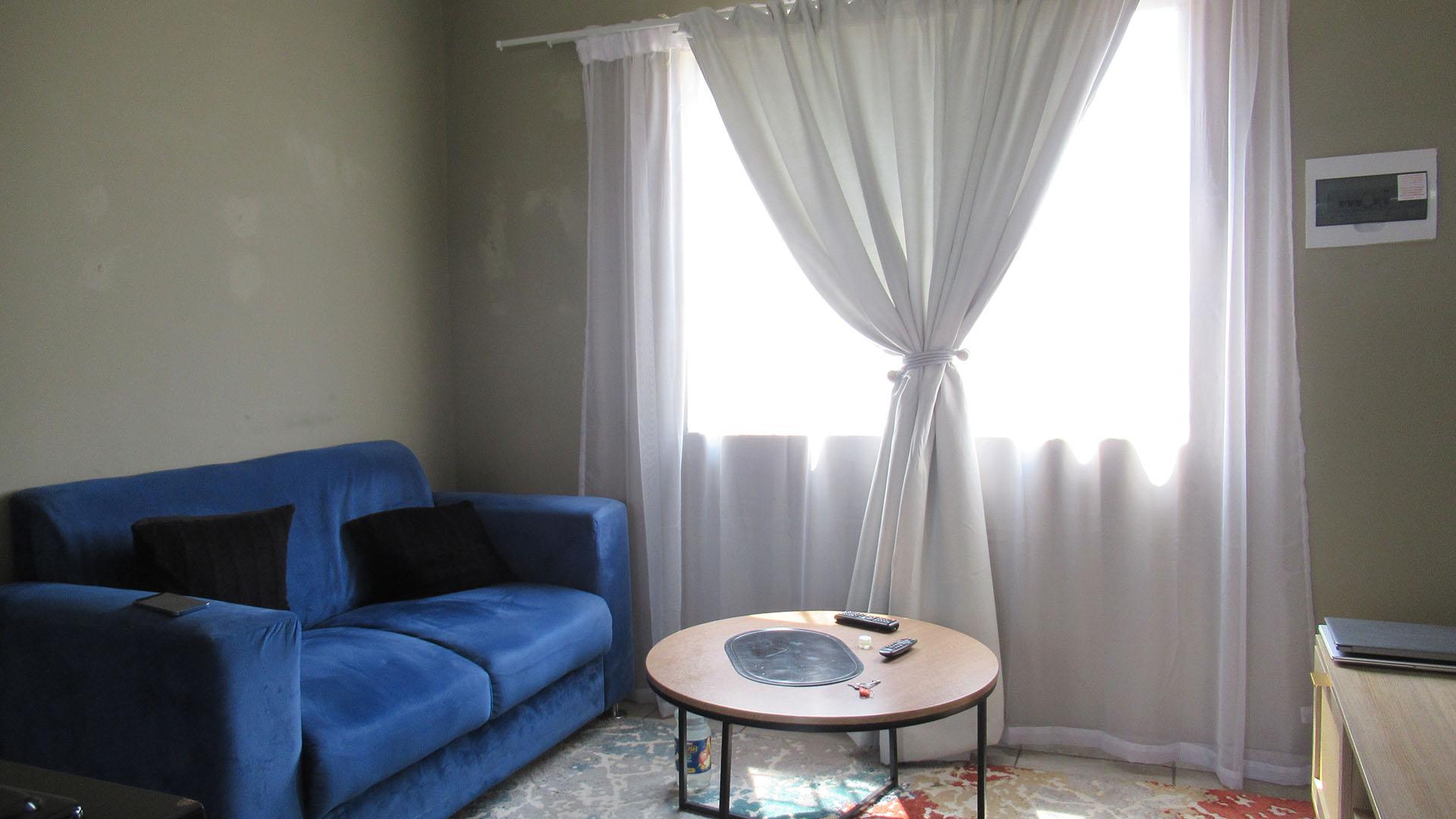 Lounges - 9 square meters of property in Fleurhof