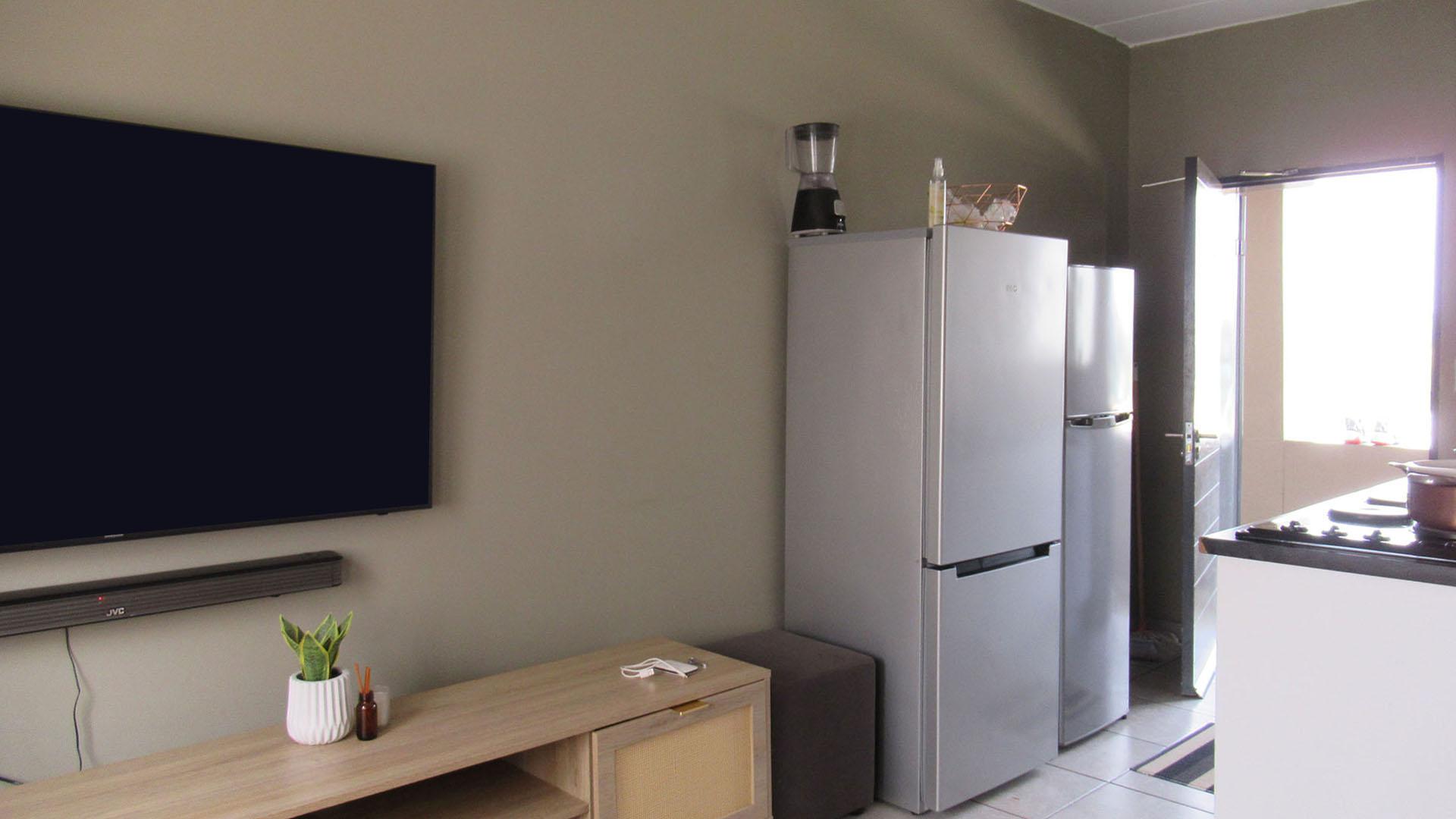 Lounges - 9 square meters of property in Fleurhof