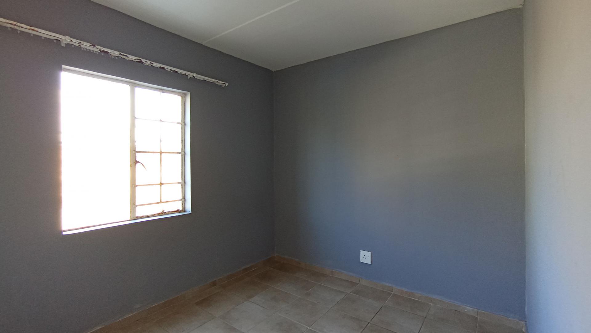 Bed Room 1 - 10 square meters of property in Fleurhof