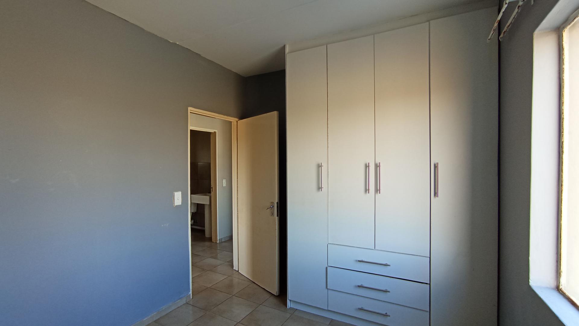 Bed Room 1 - 10 square meters of property in Fleurhof