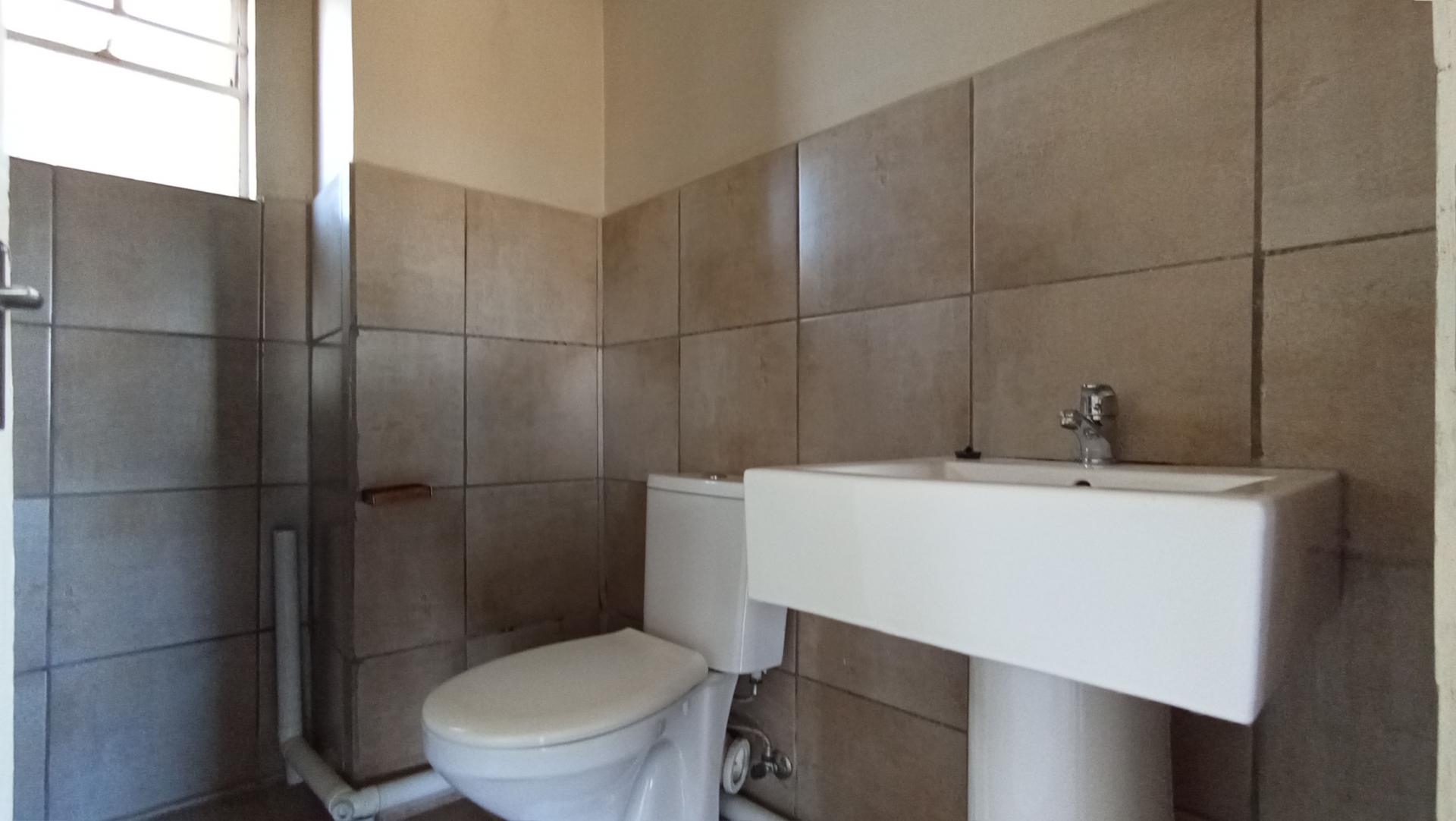 Bathroom 1 - 5 square meters of property in Fleurhof