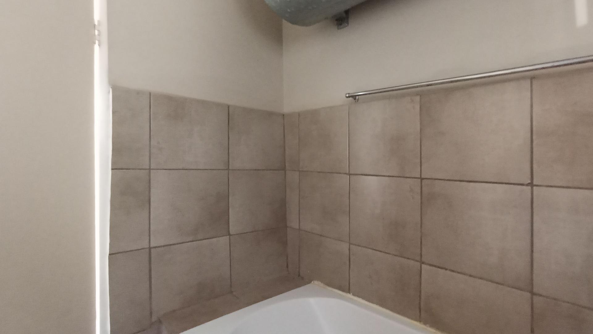 Bathroom 1 - 5 square meters of property in Fleurhof