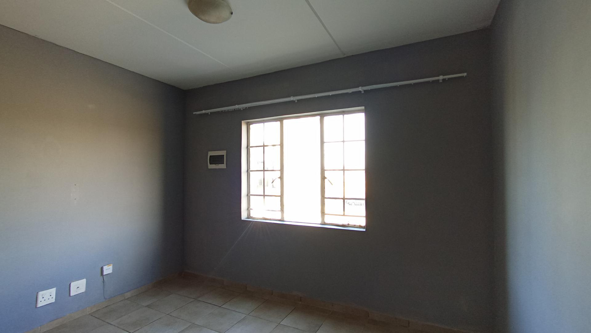 Lounges - 11 square meters of property in Fleurhof