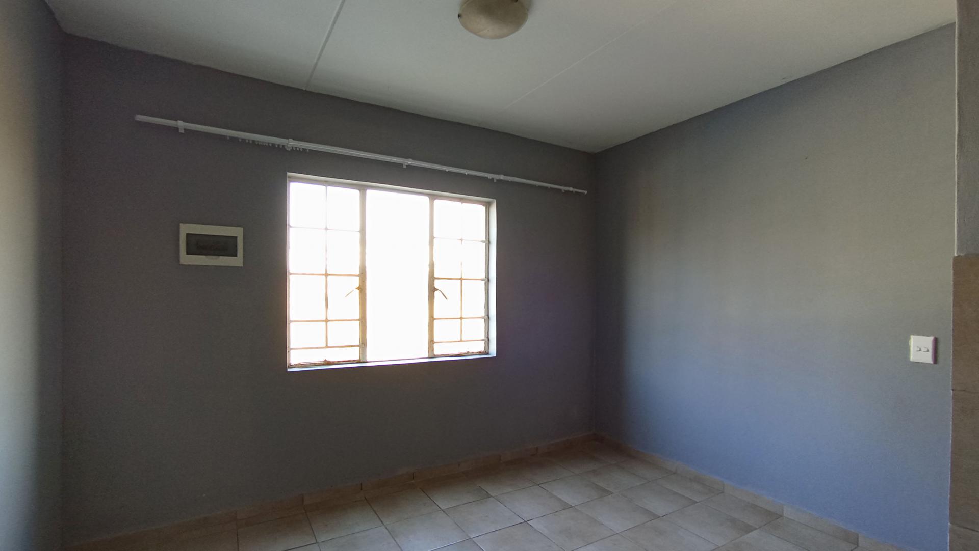 Lounges - 11 square meters of property in Fleurhof