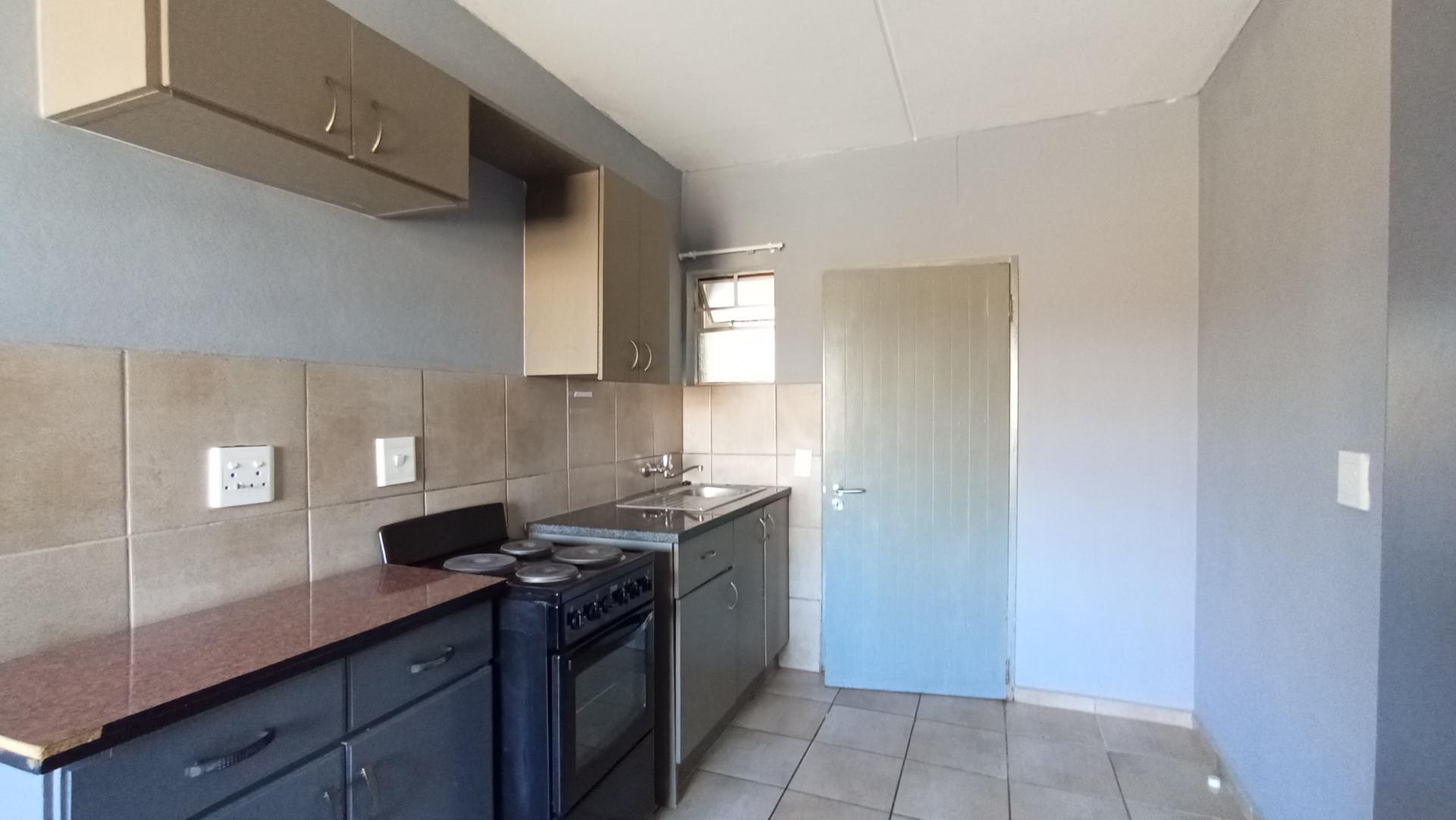 Kitchen - 9 square meters of property in Fleurhof