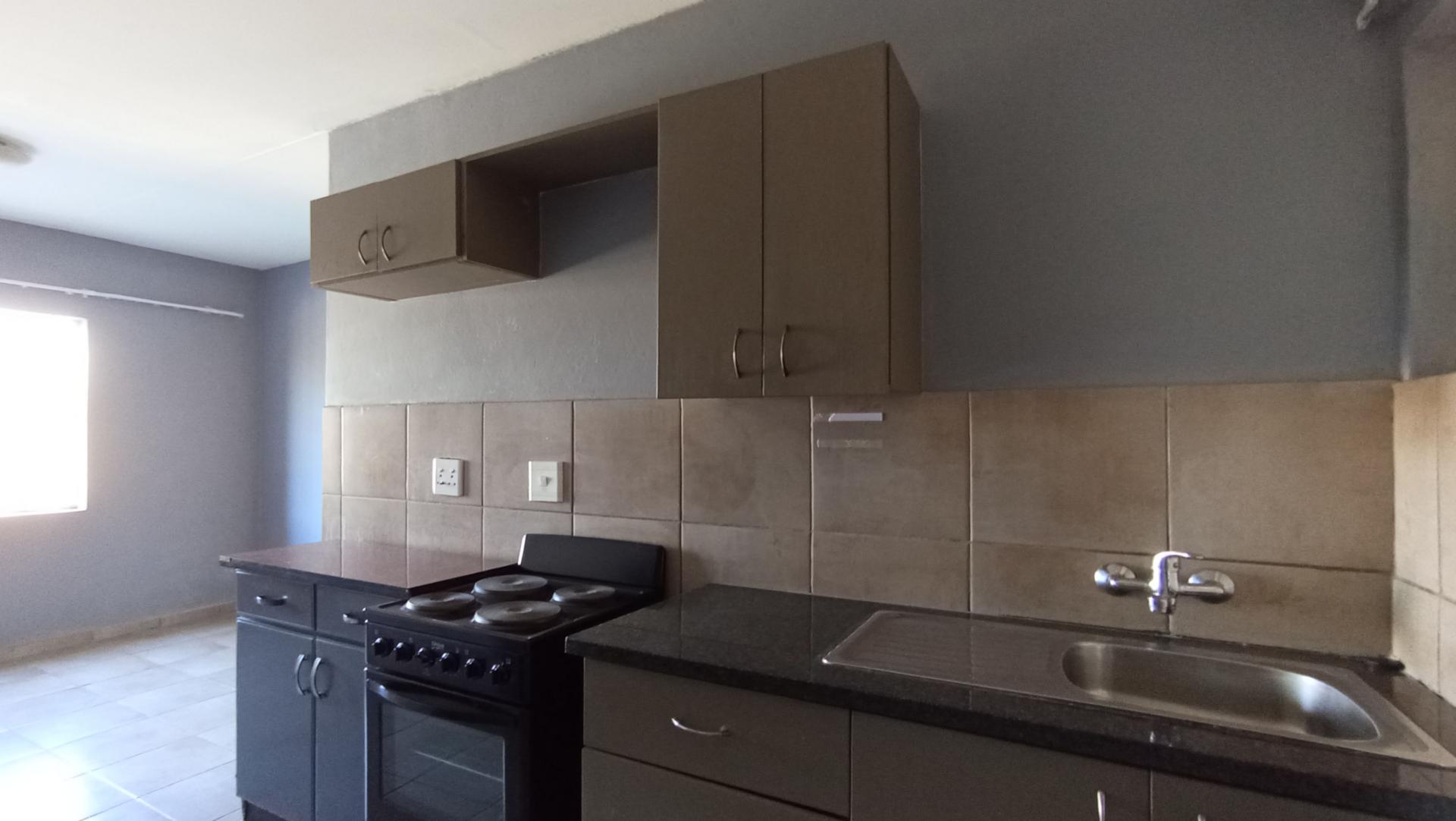 Kitchen - 9 square meters of property in Fleurhof