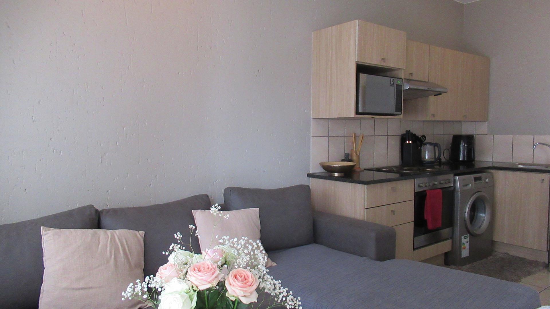 Lounges - 12 square meters of property in Ferndale - JHB