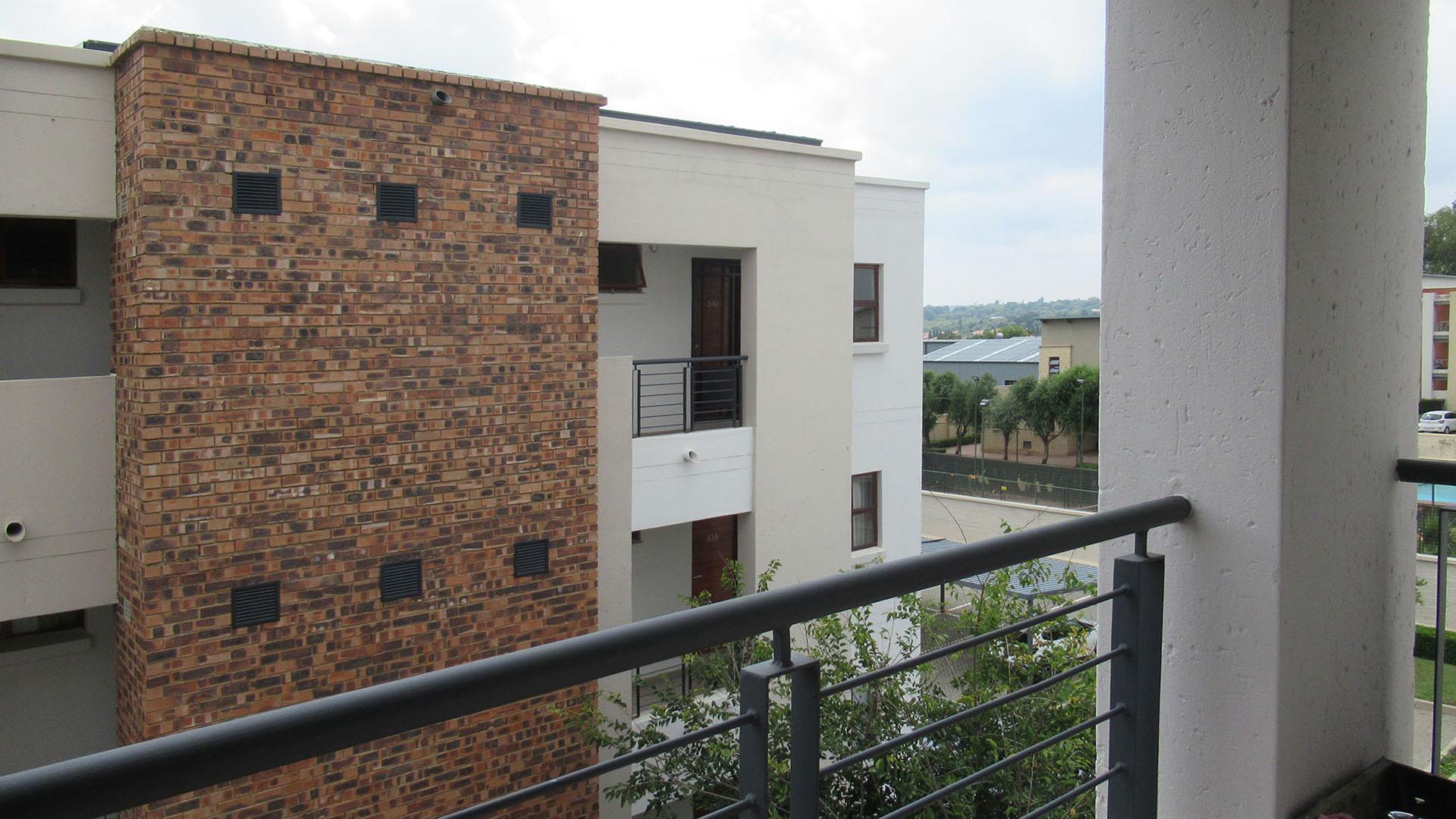 Balcony - 4 square meters of property in Ferndale - JHB