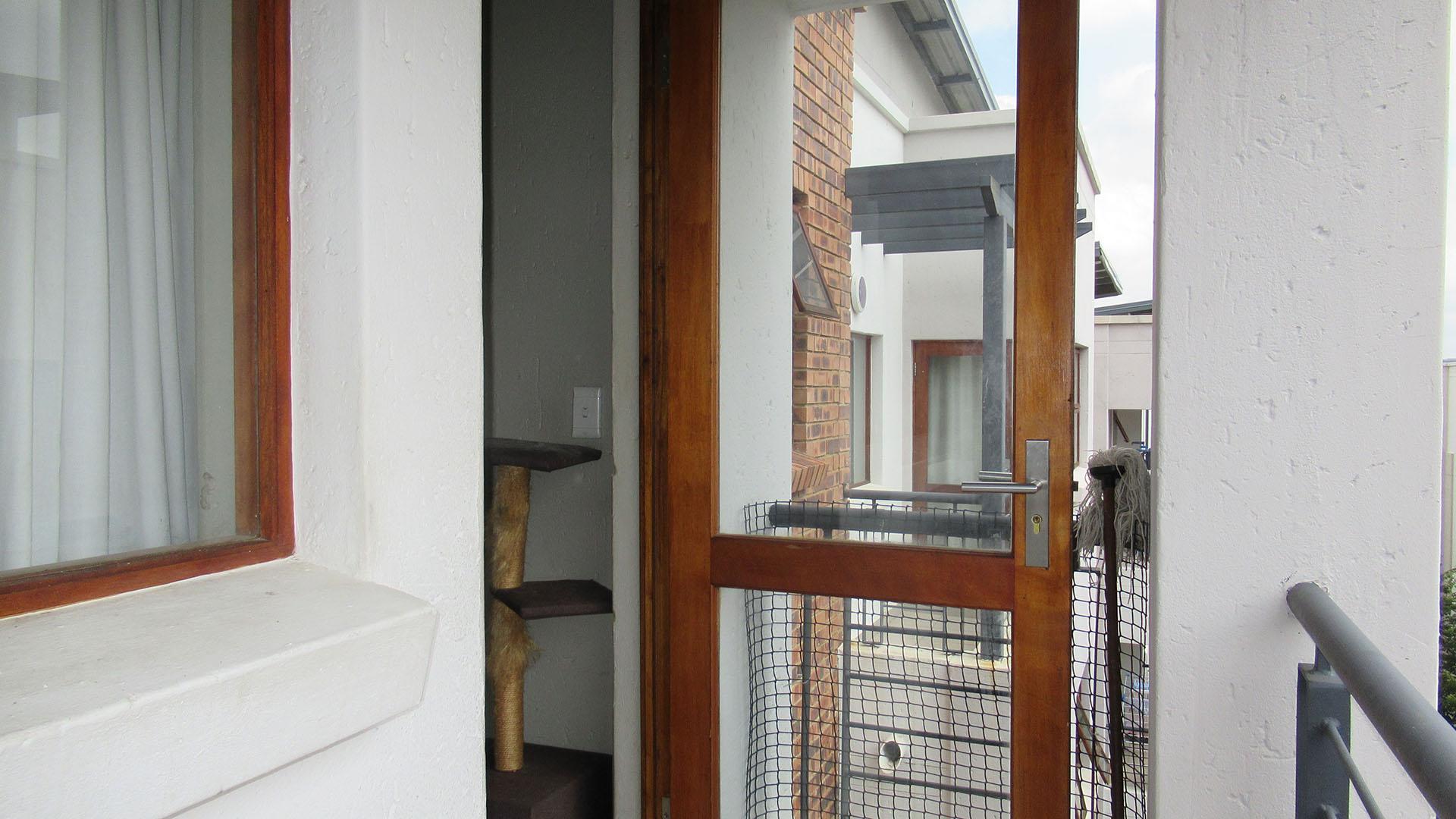 Balcony - 4 square meters of property in Ferndale - JHB