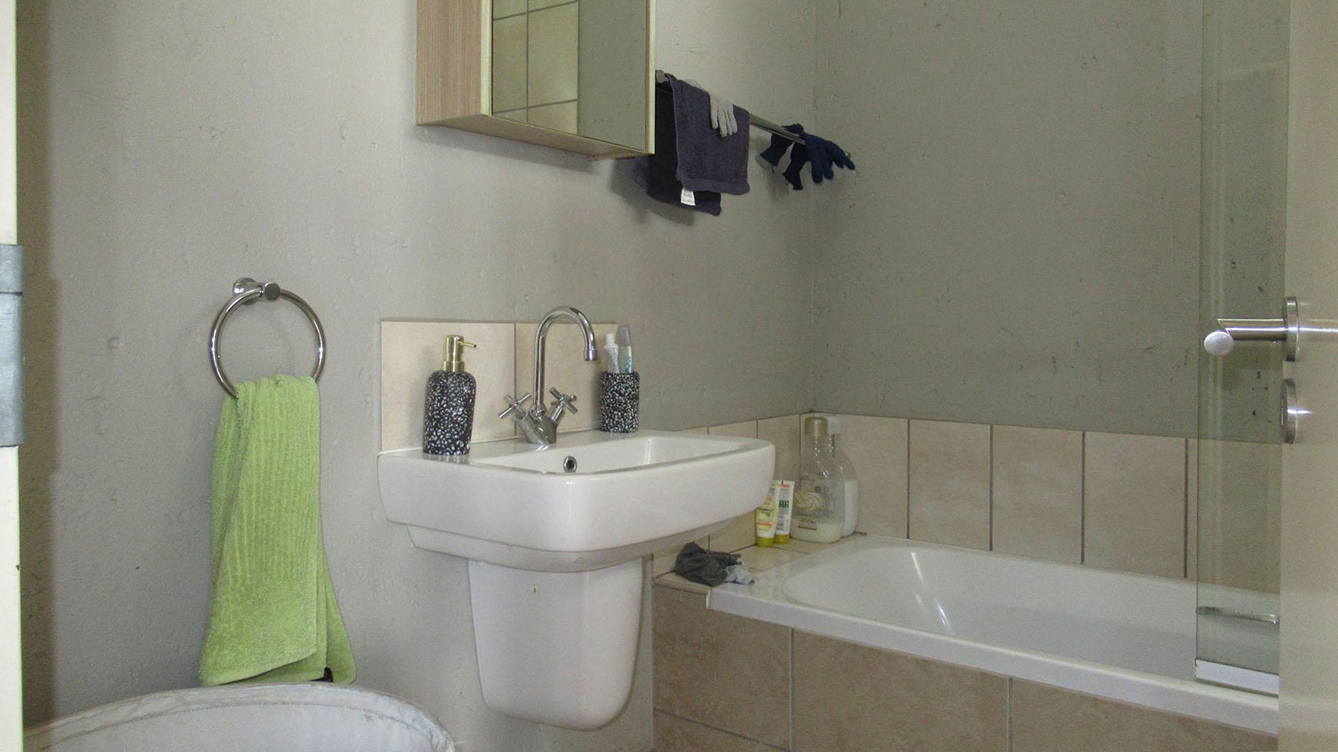 Bathroom 1 - 6 square meters of property in Ferndale - JHB