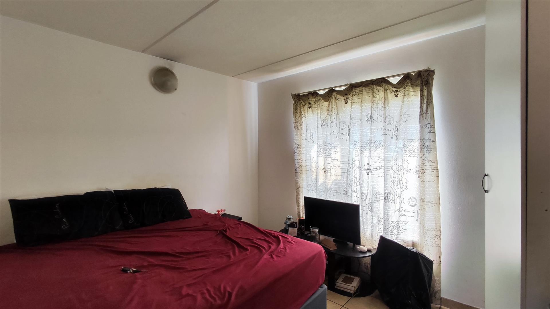 Bed Room 1 - 11 square meters of property in Castleview