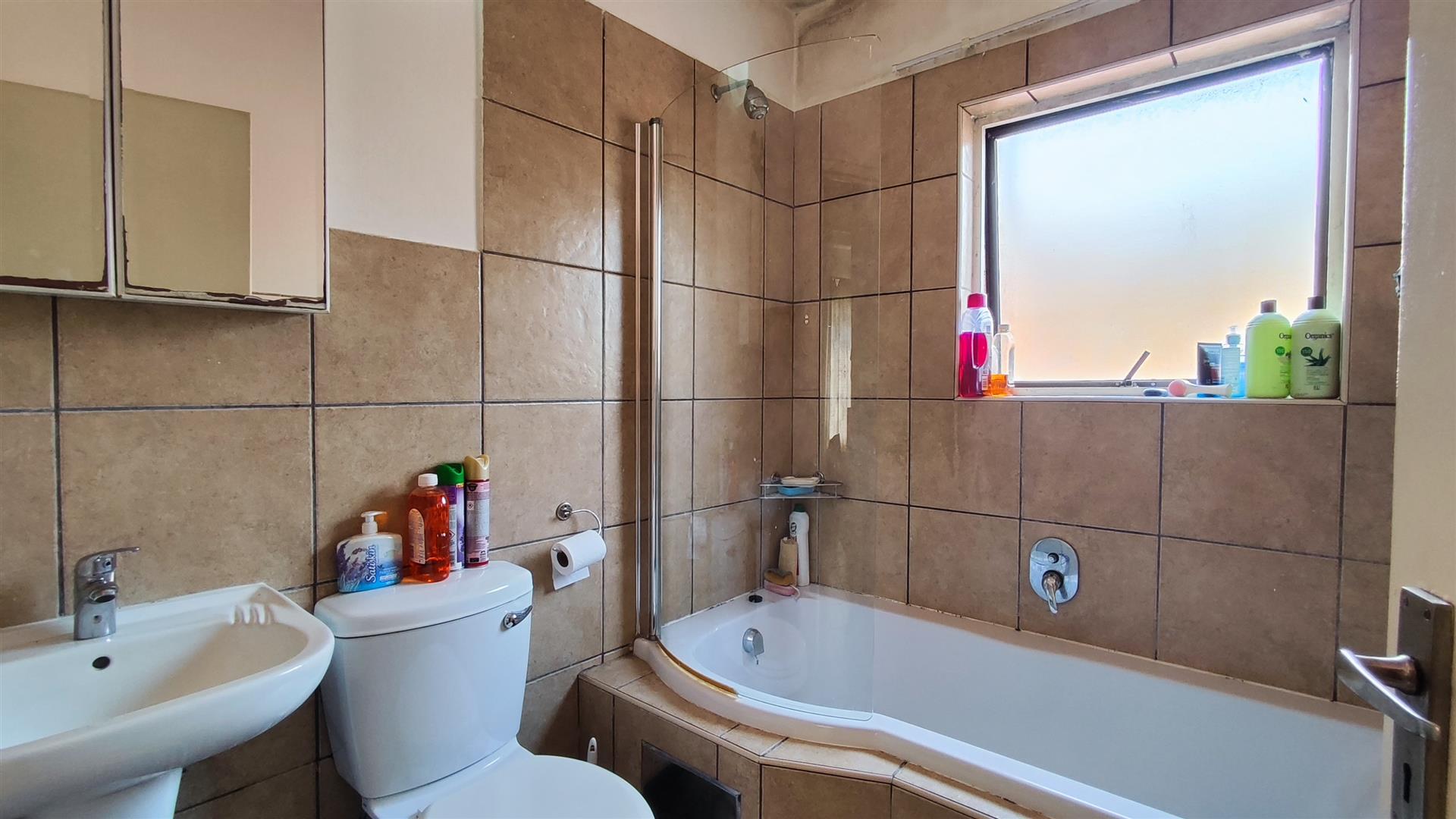 Bathroom 1 - 4 square meters of property in Castleview