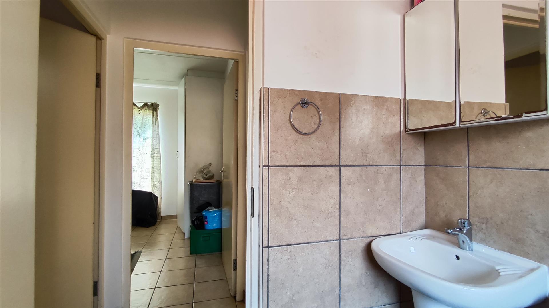 Bathroom 1 - 4 square meters of property in Castleview