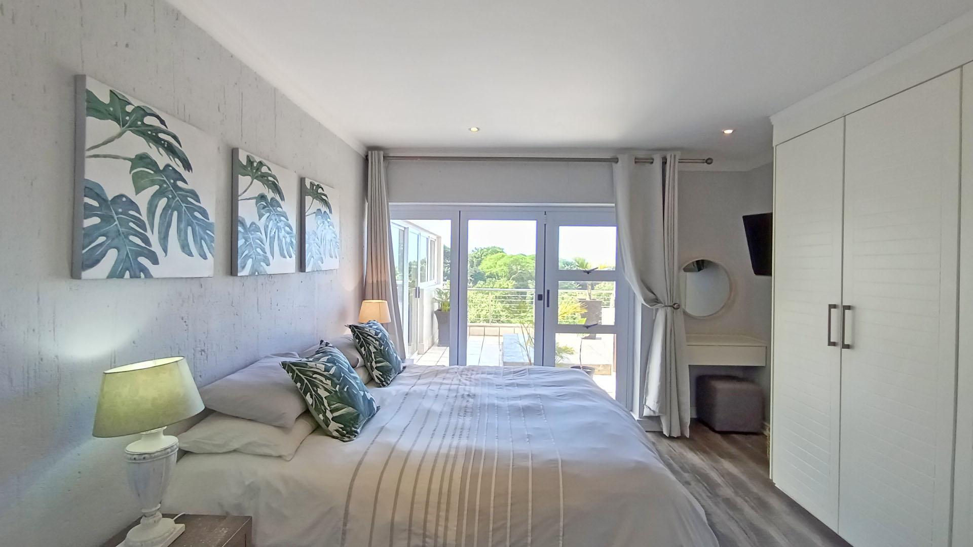 Main Bedroom - 19 square meters of property in Simbithi Eco Estate