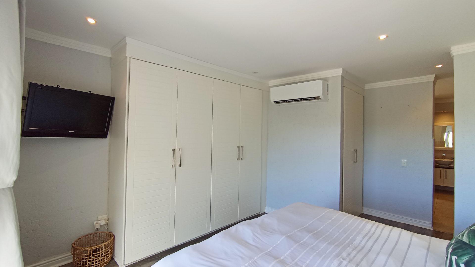 Main Bedroom - 19 square meters of property in Simbithi Eco Estate