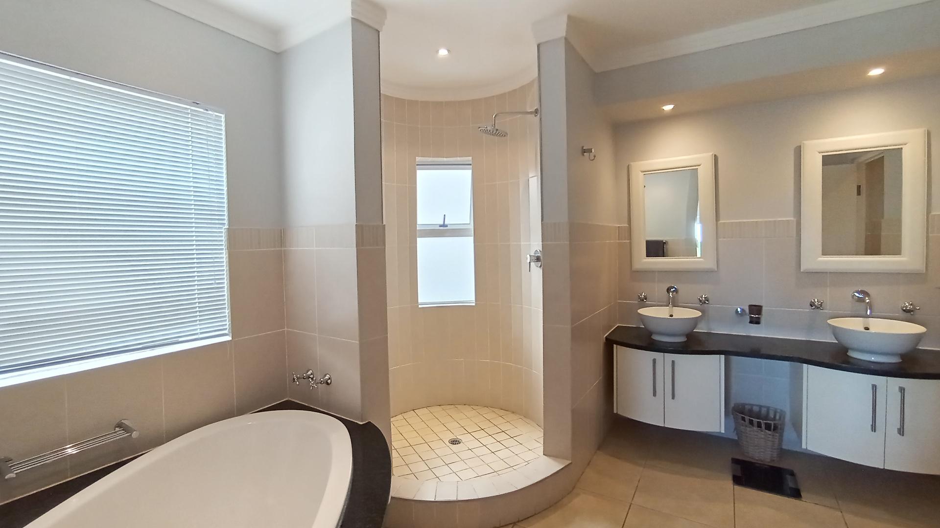 Main Bathroom - 16 square meters of property in Simbithi Eco Estate