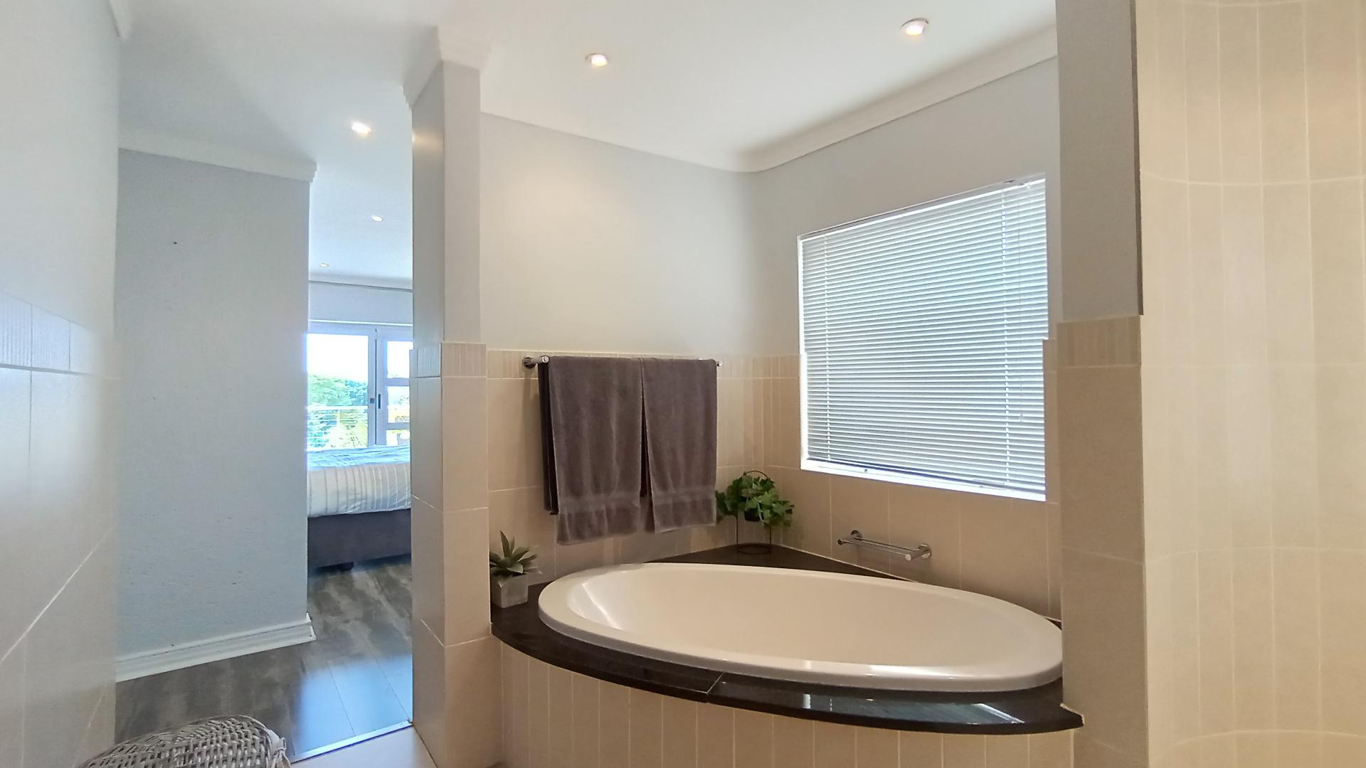 Main Bathroom - 16 square meters of property in Simbithi Eco Estate