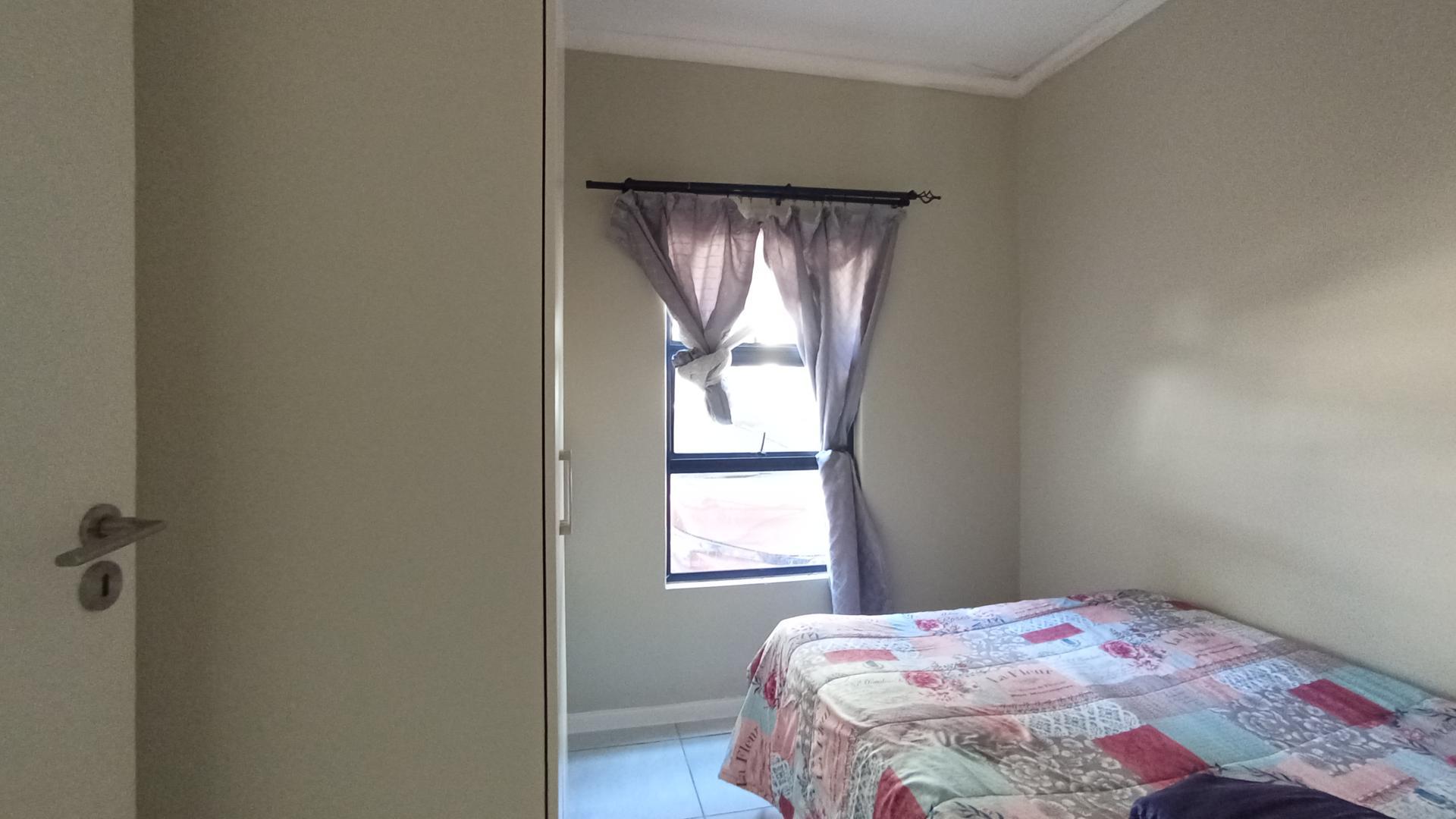 Bed Room 2 - 11 square meters of property in Grand Central