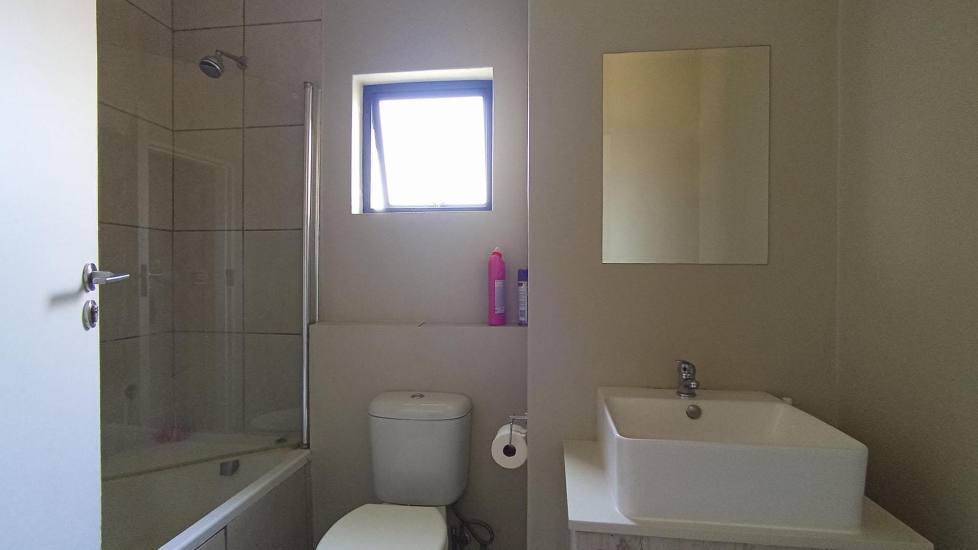 Bathroom 1 - 5 square meters of property in Grand Central
