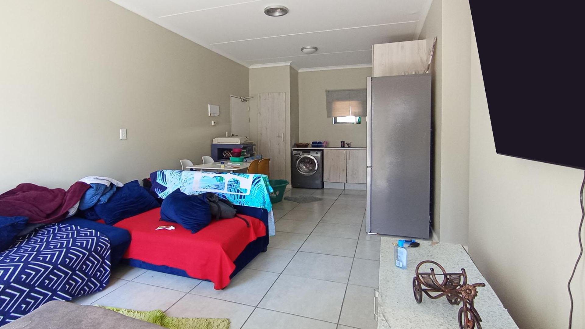 Lounges - 17 square meters of property in Grand Central