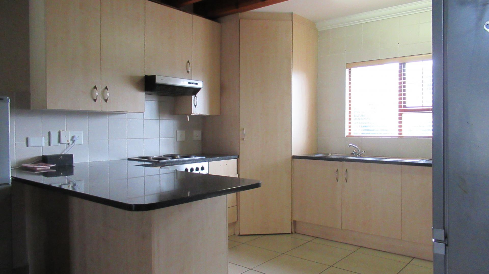Kitchen - 10 square meters of property in Paulshof