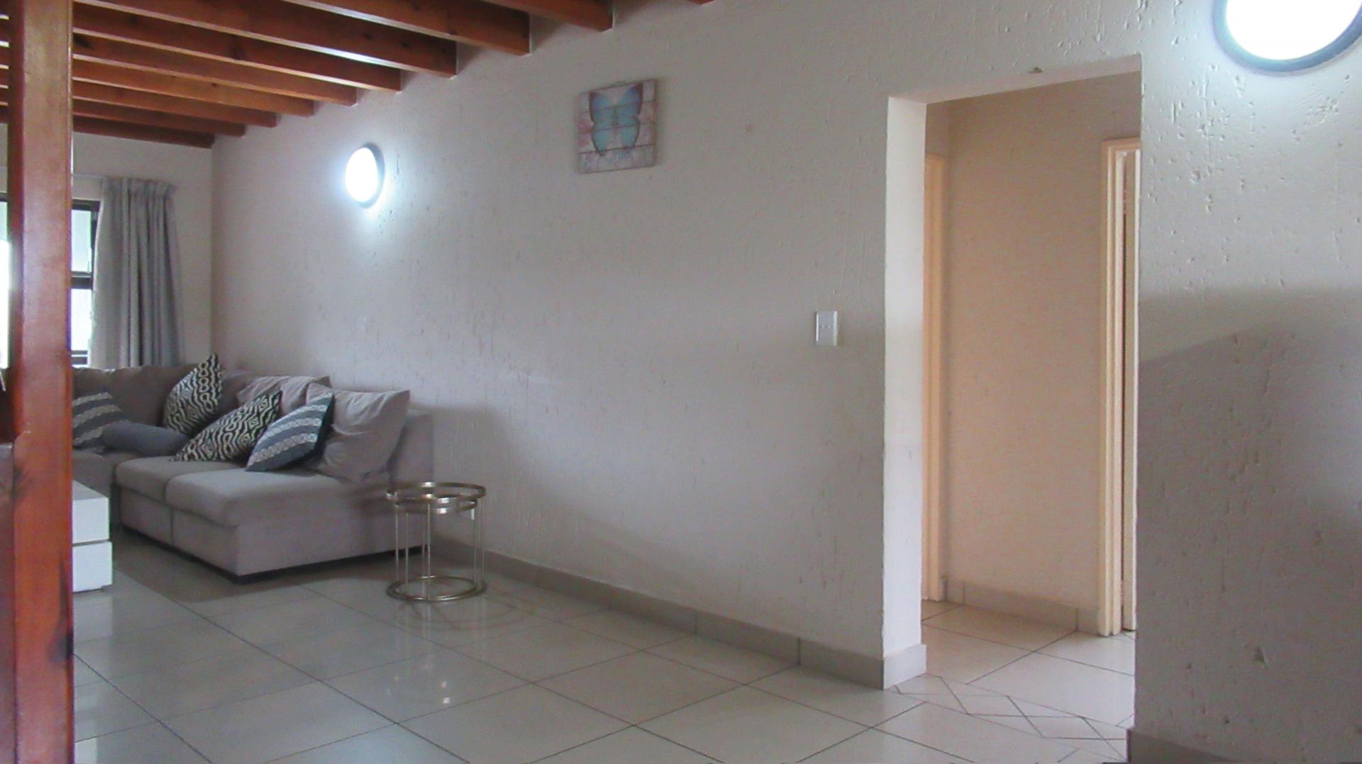 Dining Room - 11 square meters of property in Paulshof