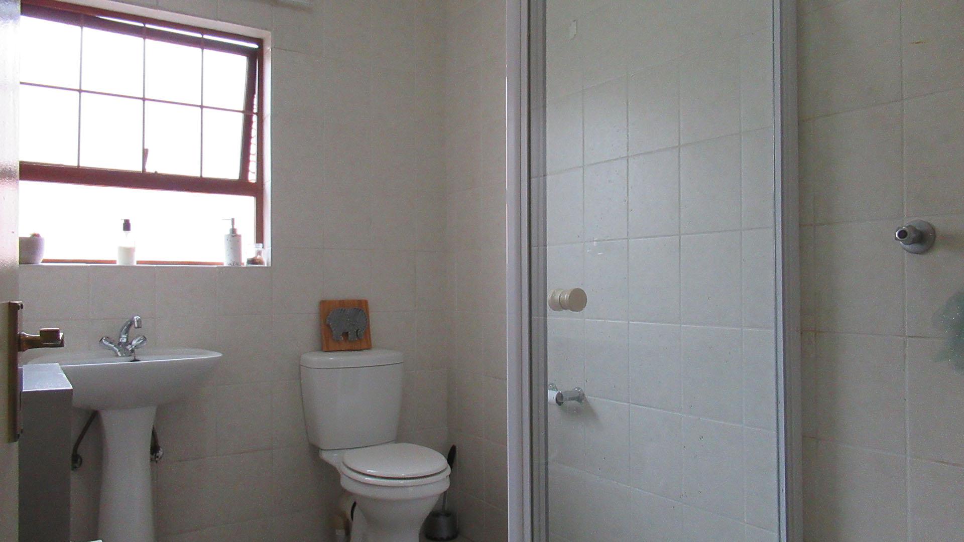 Bathroom 1 - 5 square meters of property in Paulshof
