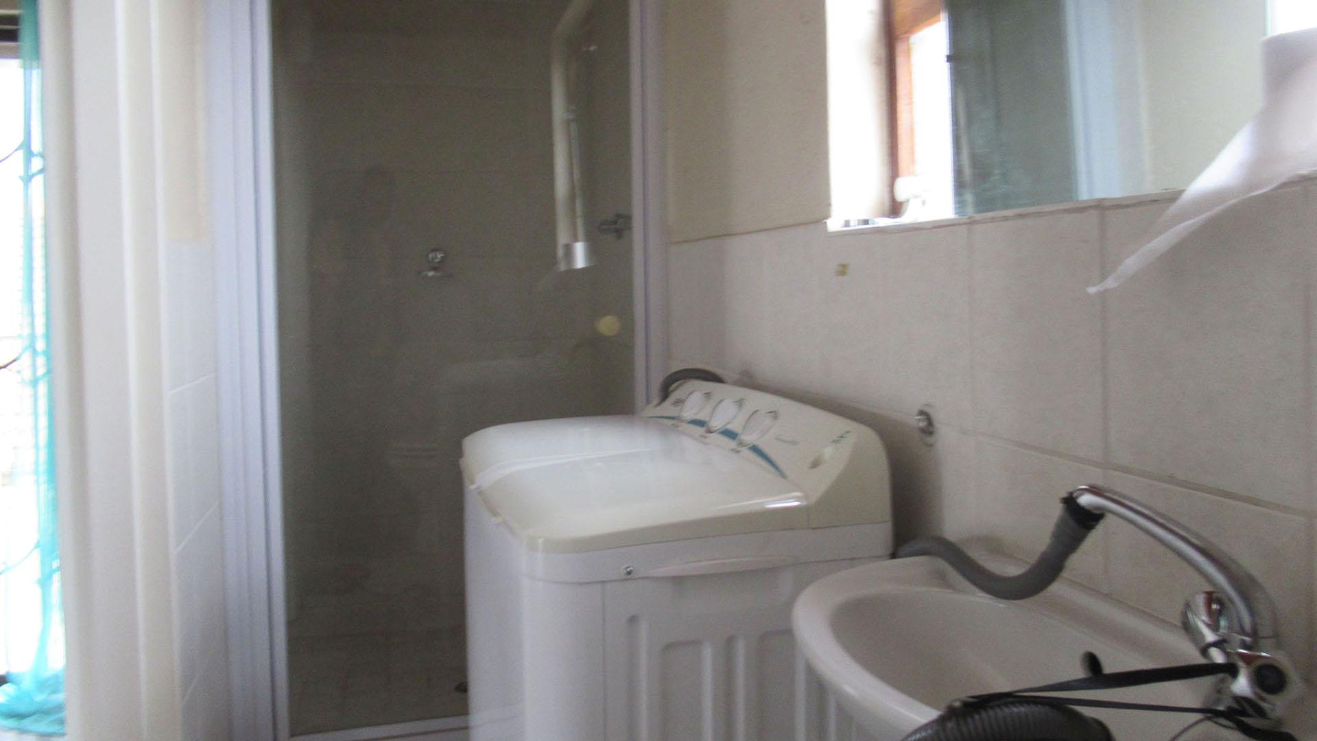 Bathroom 2 - 4 square meters of property in Paulshof