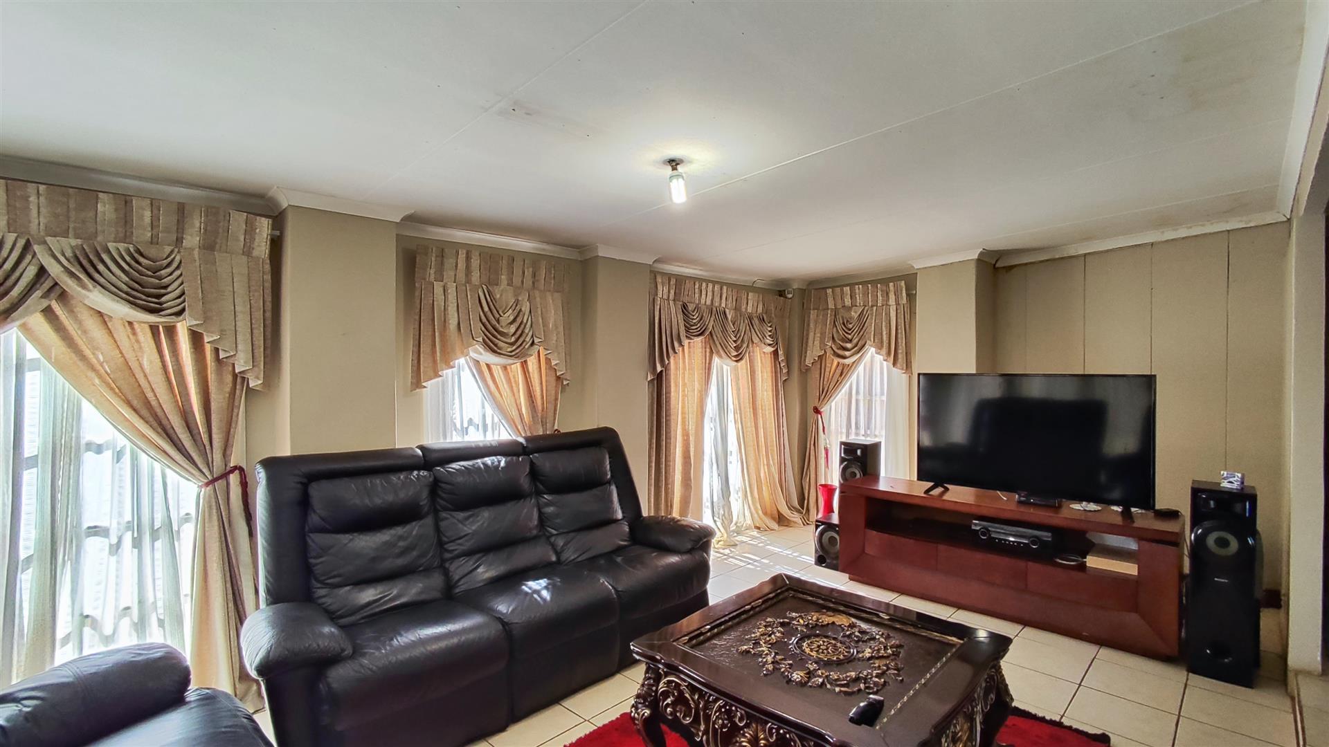 Lounges - 29 square meters of property in Crystal Park