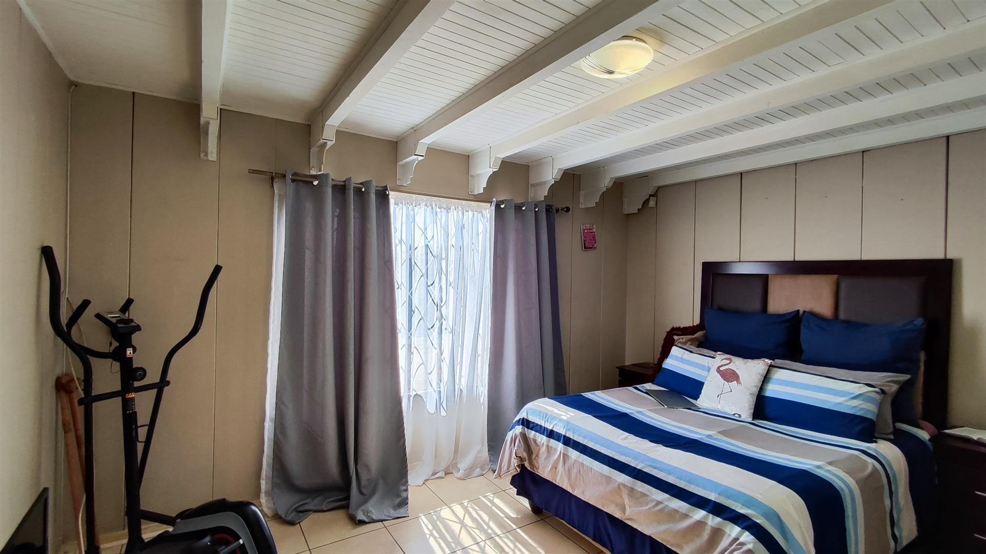 Bed Room 1 - 18 square meters of property in Crystal Park