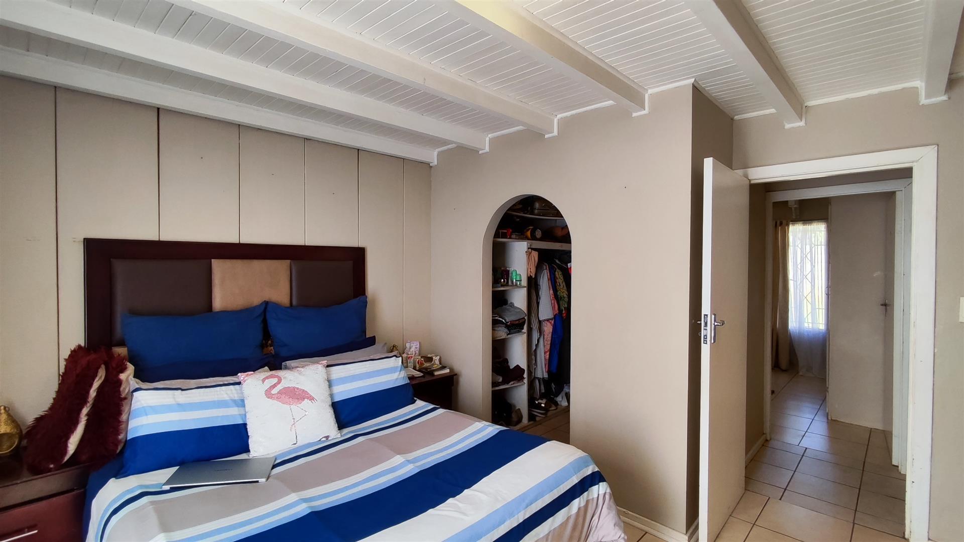 Bed Room 1 - 18 square meters of property in Crystal Park