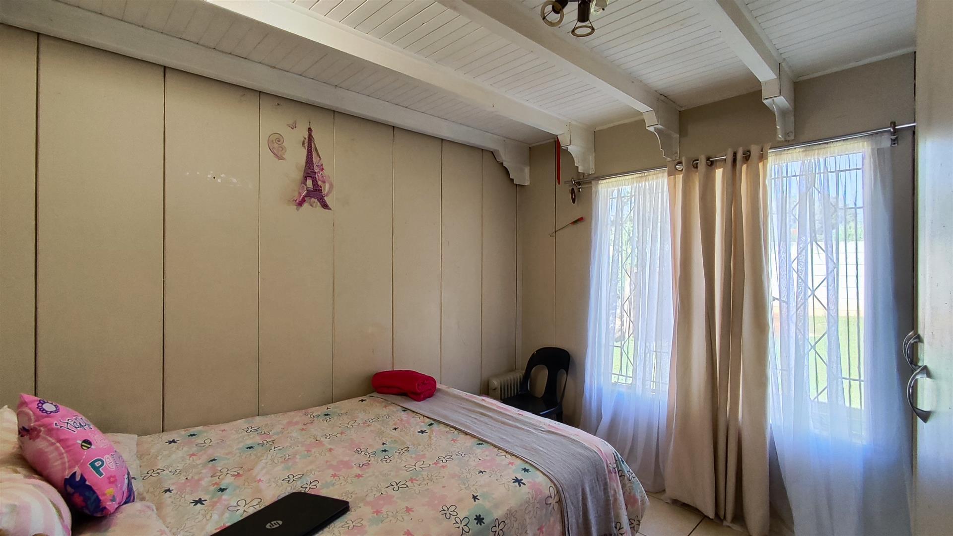 Bed Room 2 - 11 square meters of property in Crystal Park