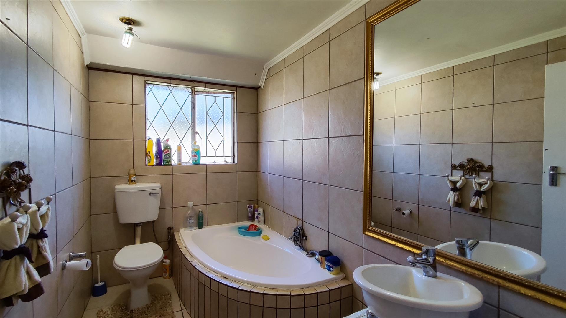 Bathroom 1 - 6 square meters of property in Crystal Park