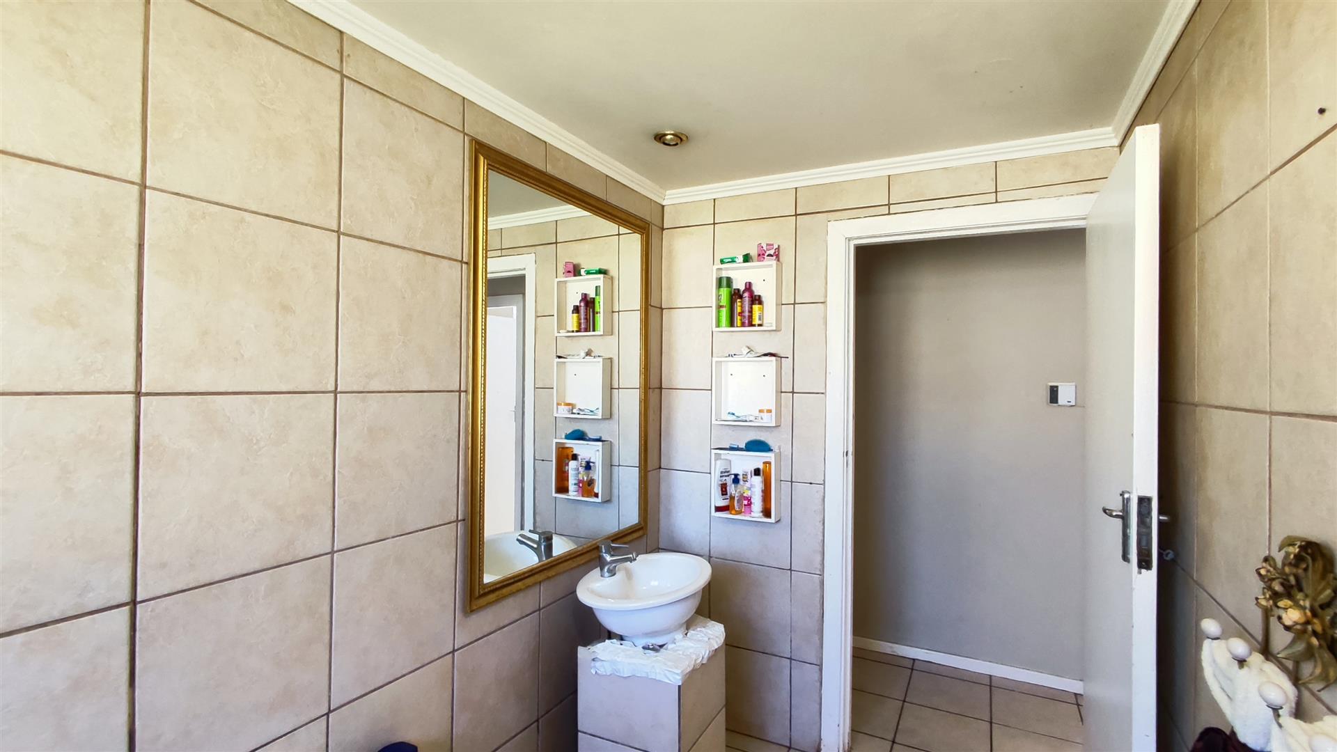 Bathroom 1 - 6 square meters of property in Crystal Park