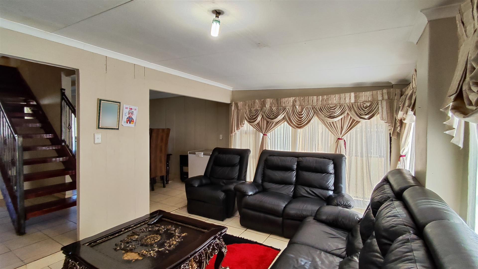 Lounges - 29 square meters of property in Crystal Park