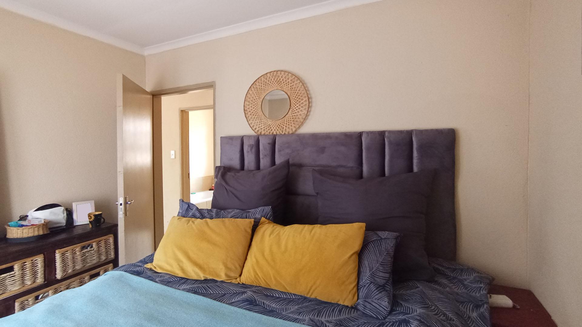 Bed Room 1 - 9 square meters of property in Soshanguve East