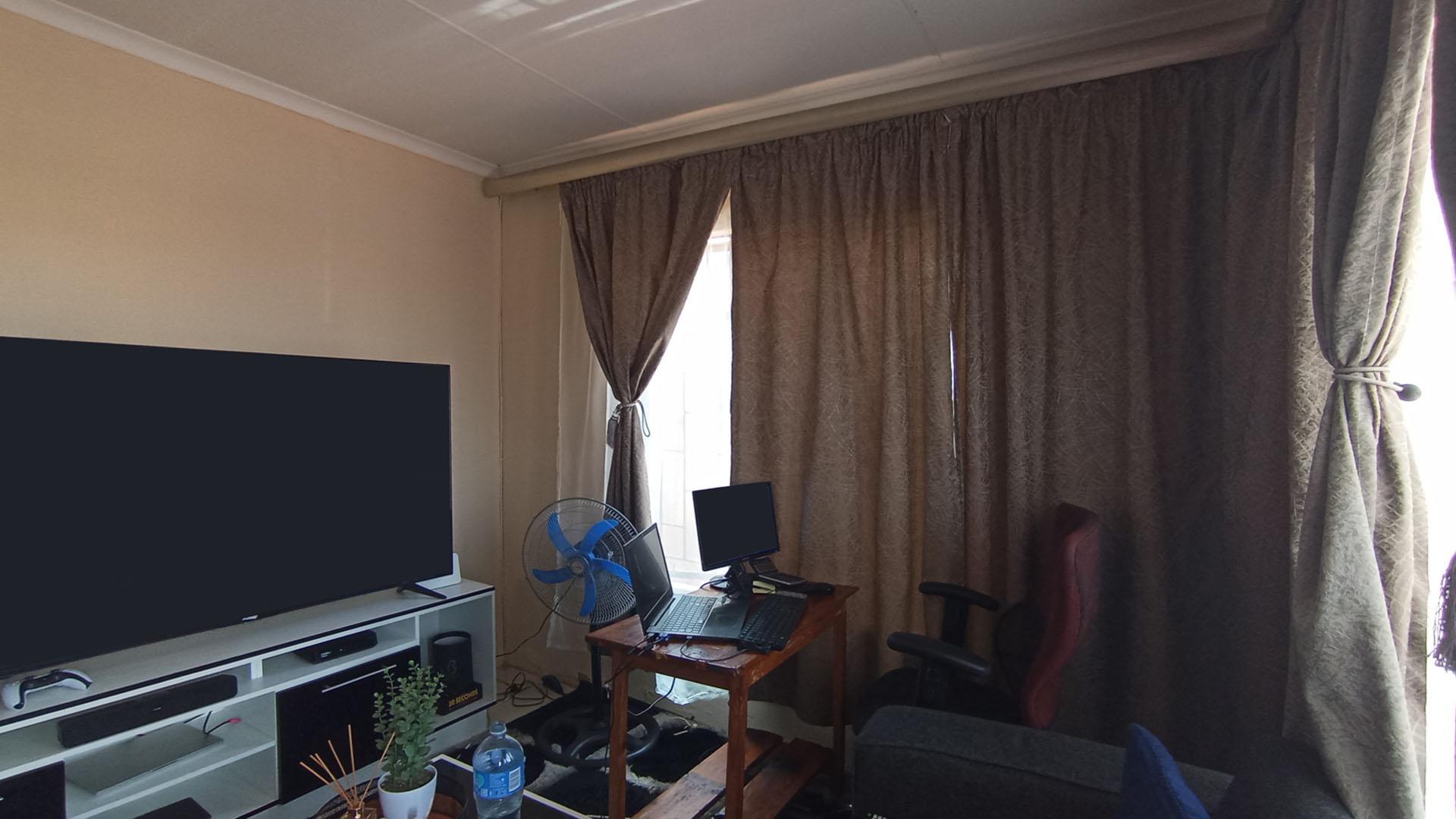 Lounges - 12 square meters of property in Soshanguve East