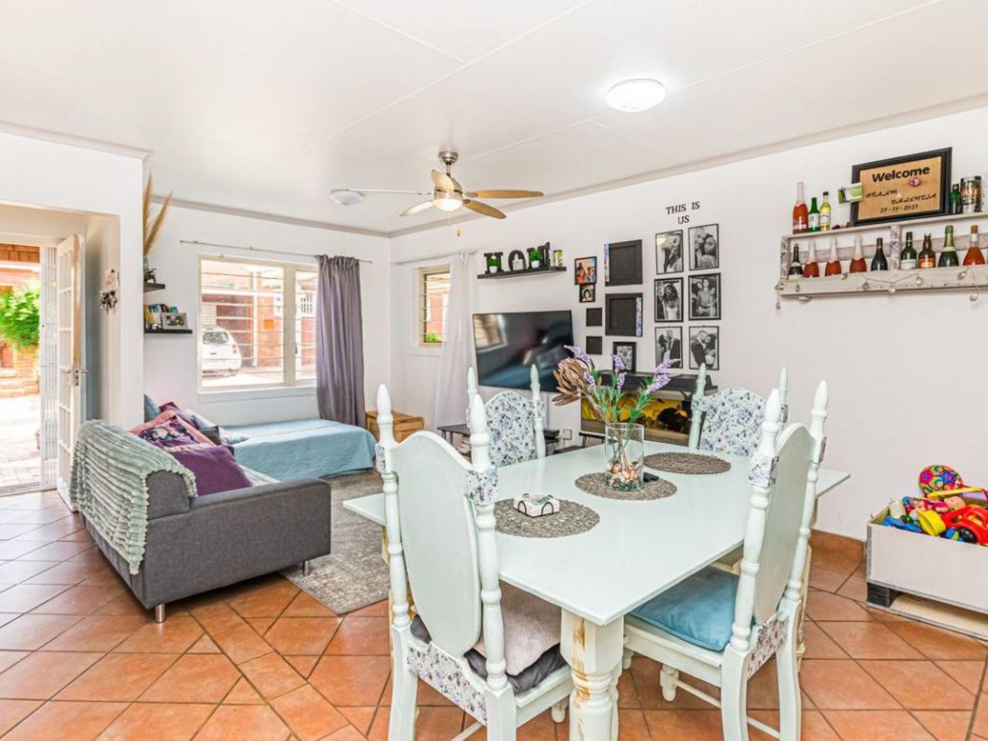  of property in Die Hoewes