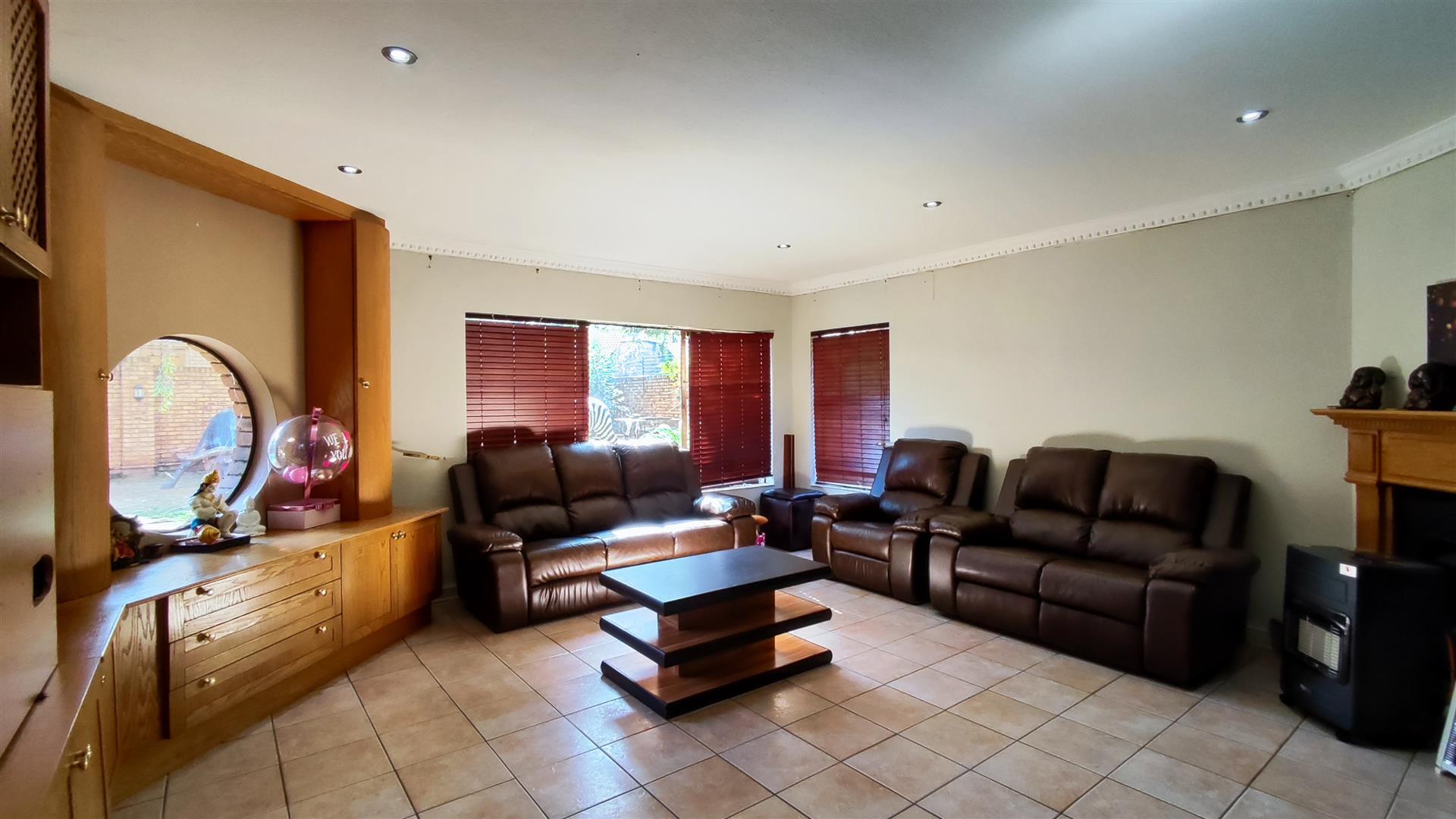 Lounges - 27 square meters of property in Meyersdal