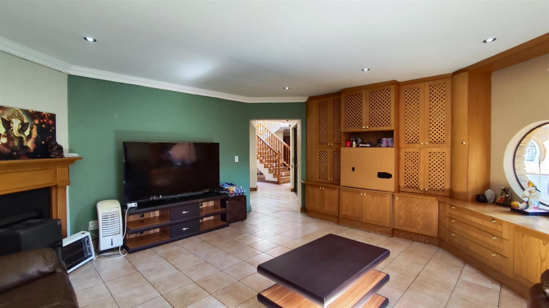 Lounges - 27 square meters of property in Meyersdal