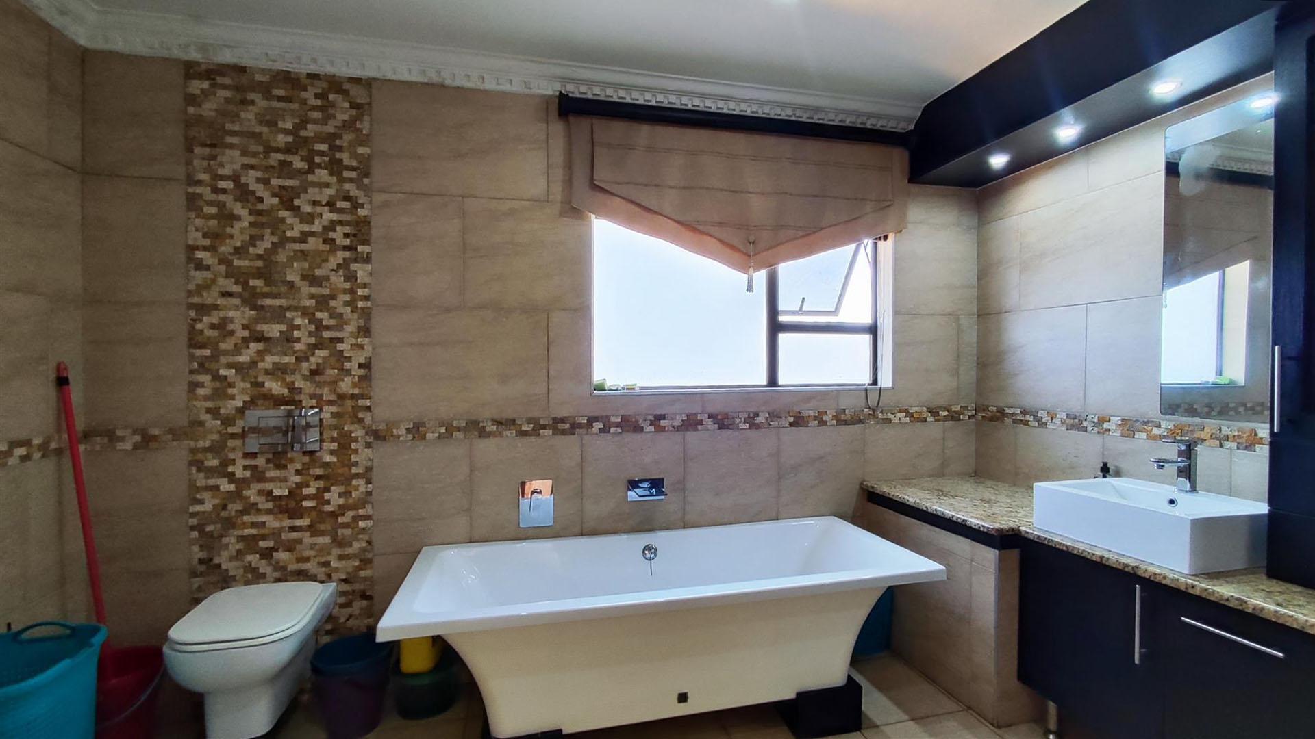 Bathroom 1 - 11 square meters of property in Meyersdal