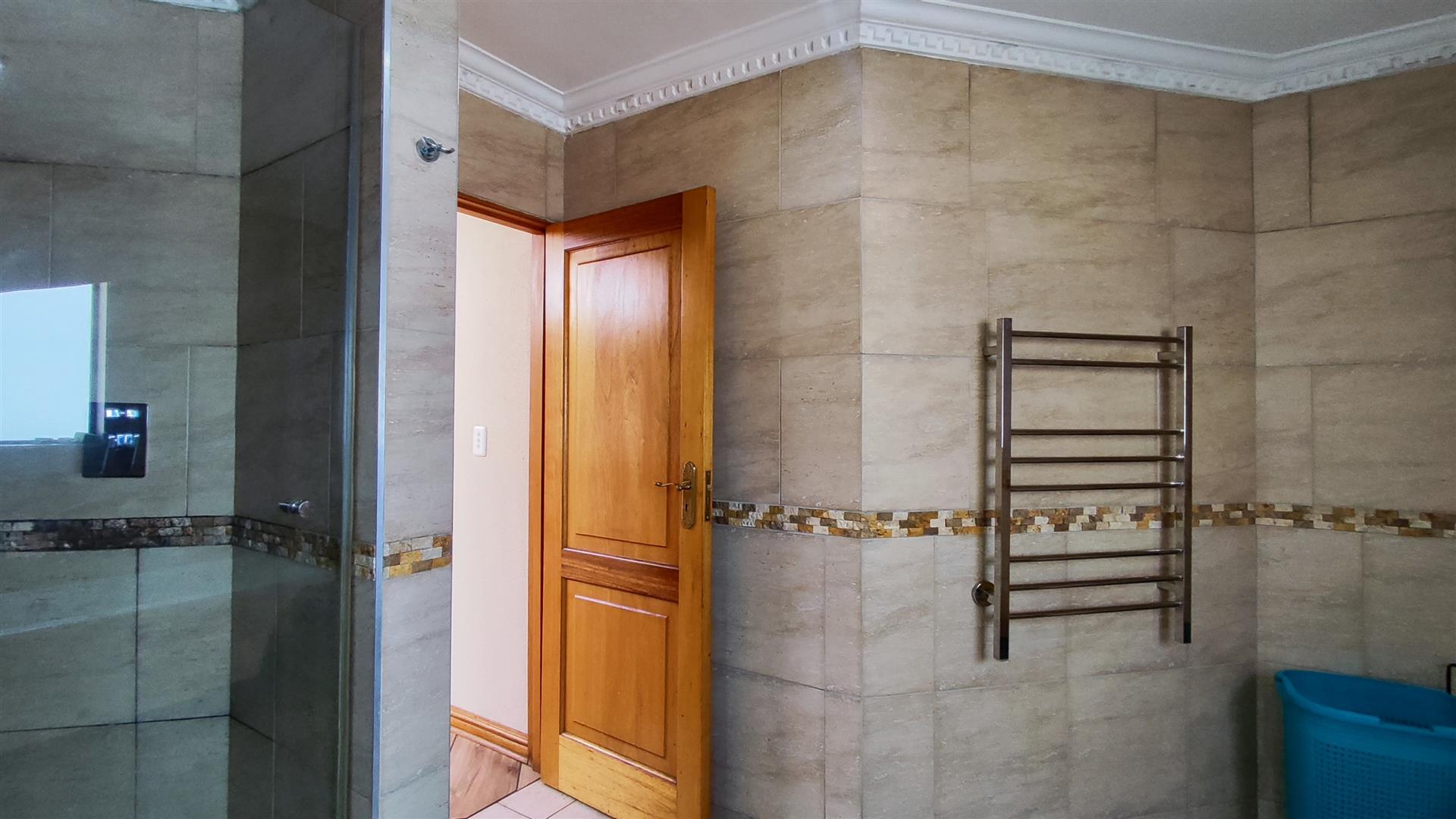 Bathroom 1 - 11 square meters of property in Meyersdal