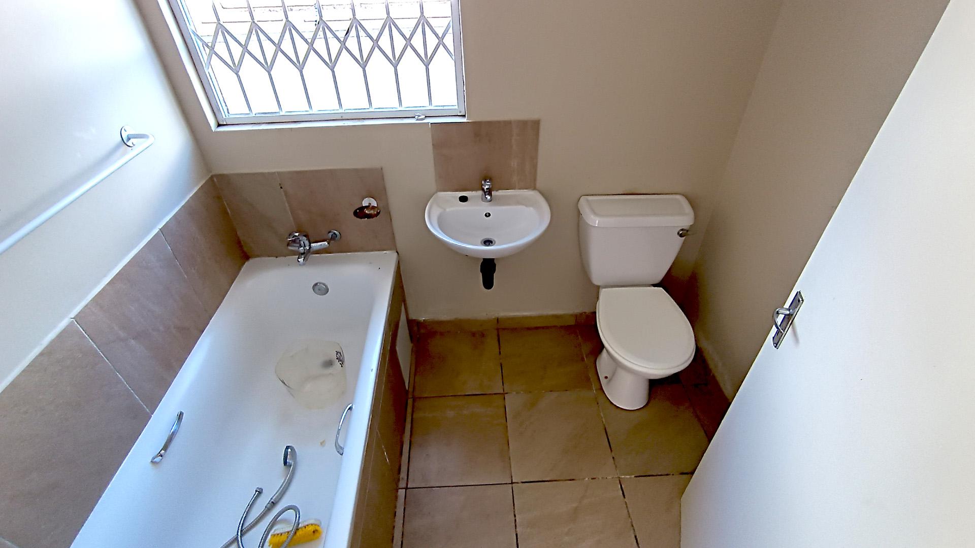 Bathroom 1 - 5 square meters of property in Scottsdene