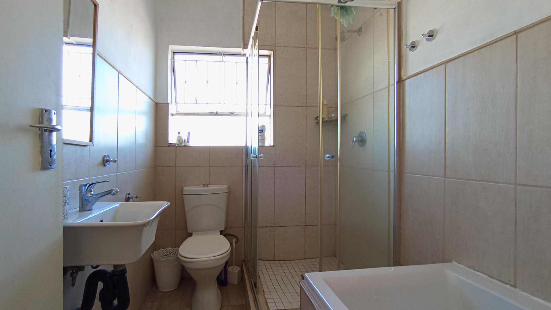 Bathroom 1 - 6 square meters of property in Buccleuch